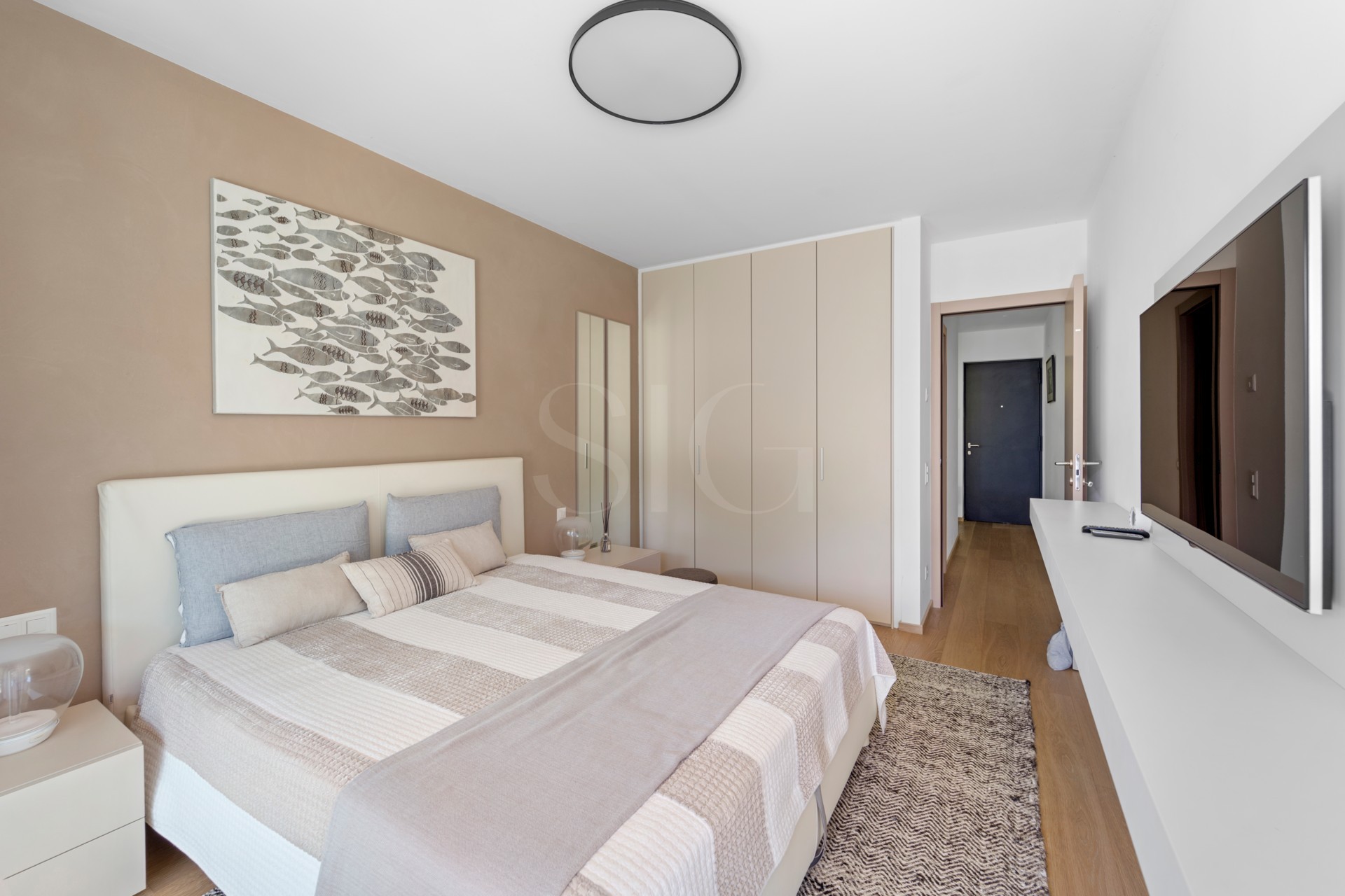 Helles, modernes Schlafzimmer mit Bett und Einbauschrank