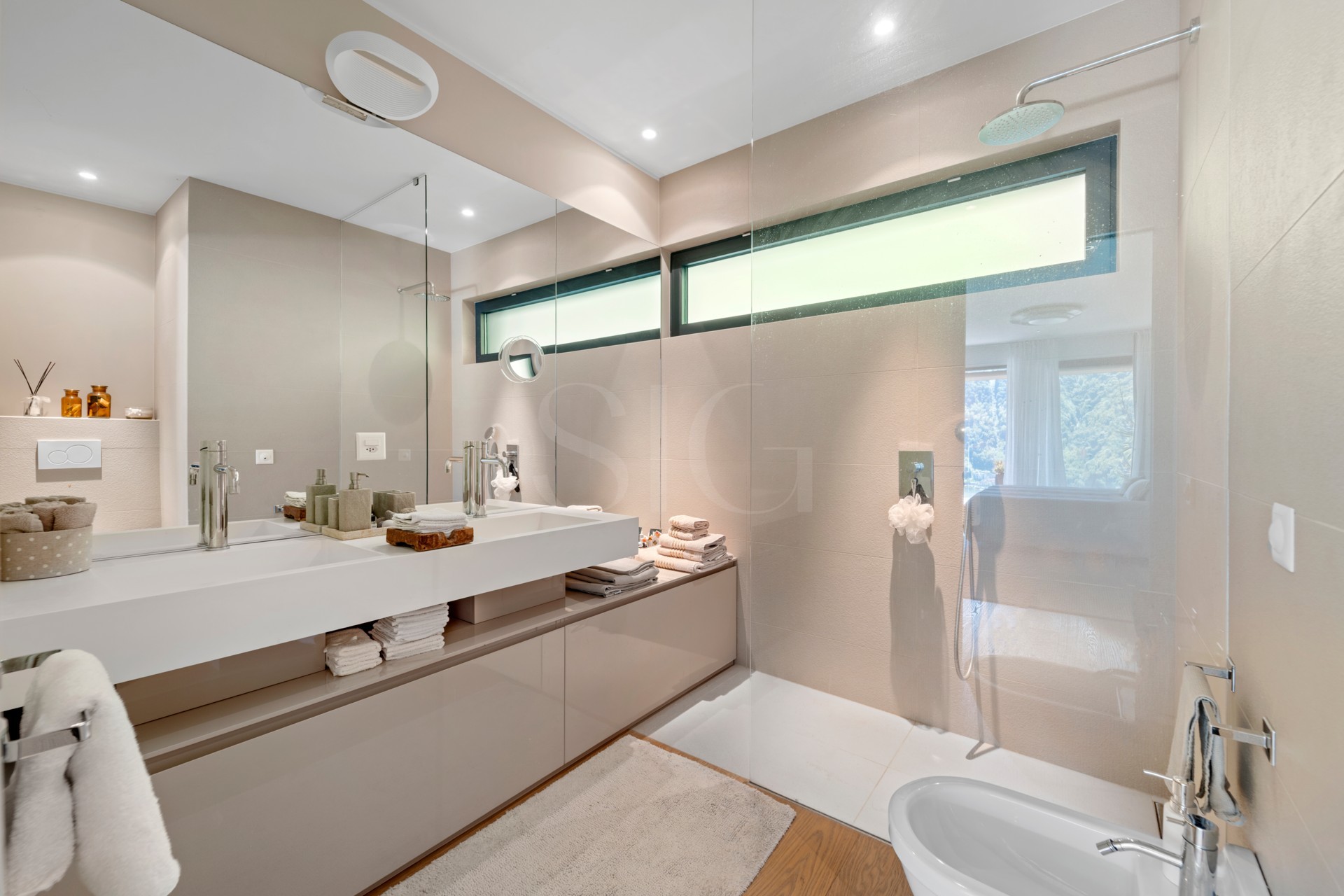 Modernes Badezimmer mit Doppelwaschtisch und Walk-in-Dusche