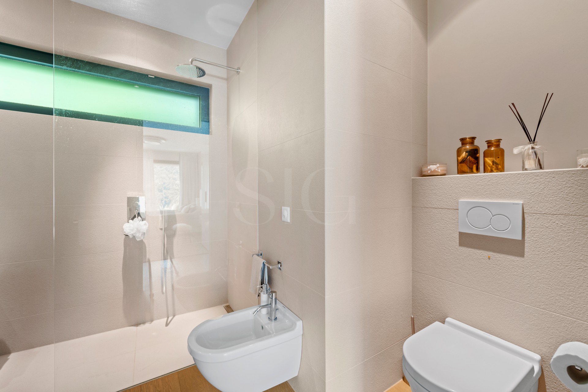 Modernes Badezimmer mit bodentiefer Dusche und Bidet