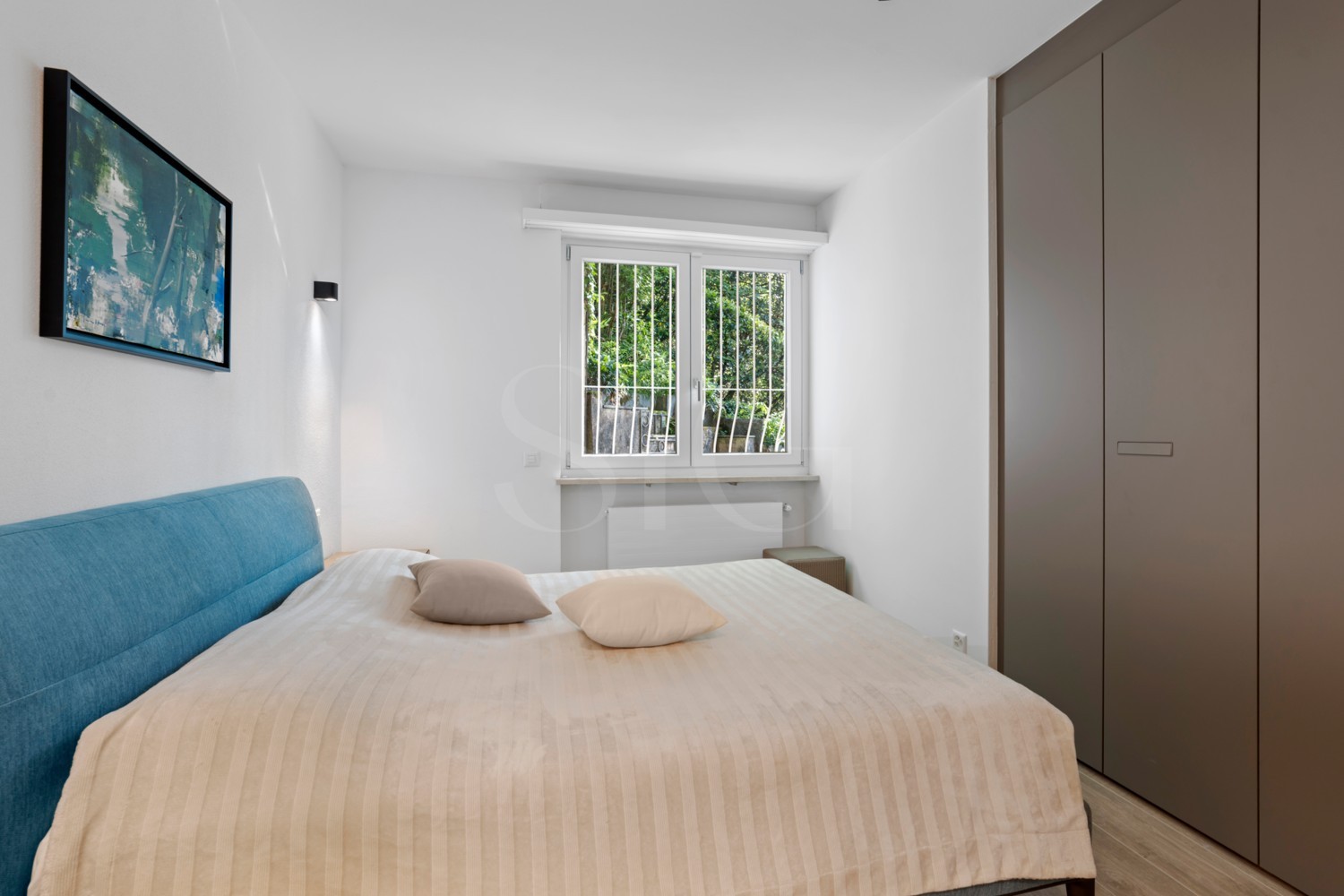 Helles Schlafzimmer mit Einbauschrank