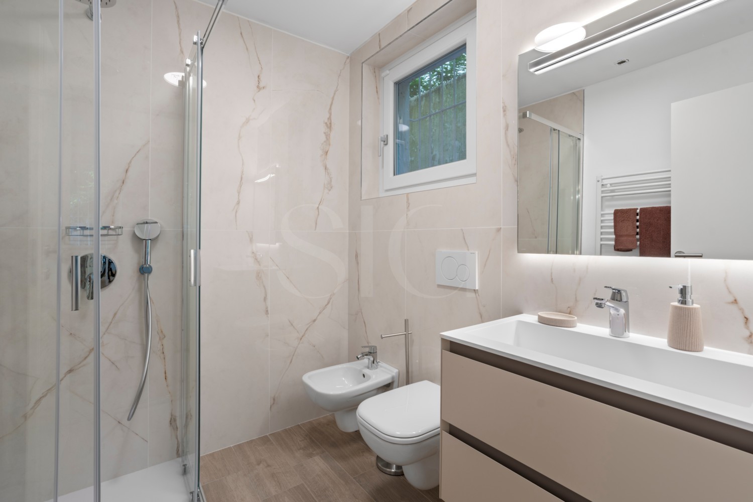 Modernes Badezimmer mit Dusche, Bidet und Waschtisch