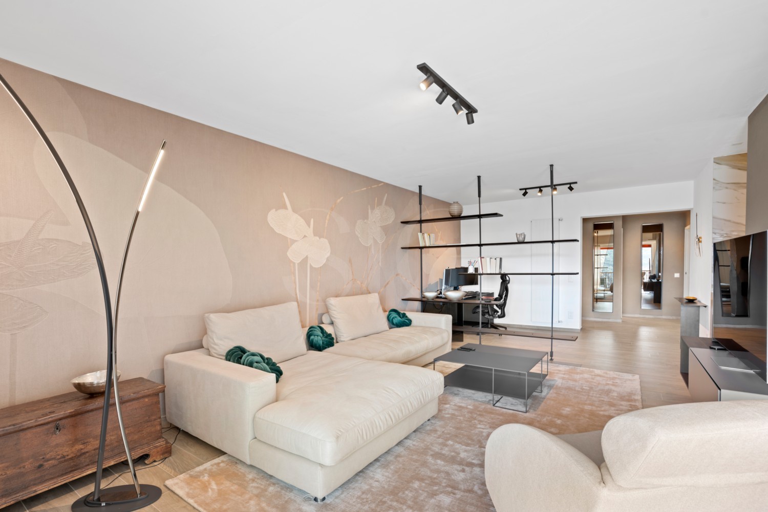Helles, modernes Wohnzimmer mit offener Arbeitszone
