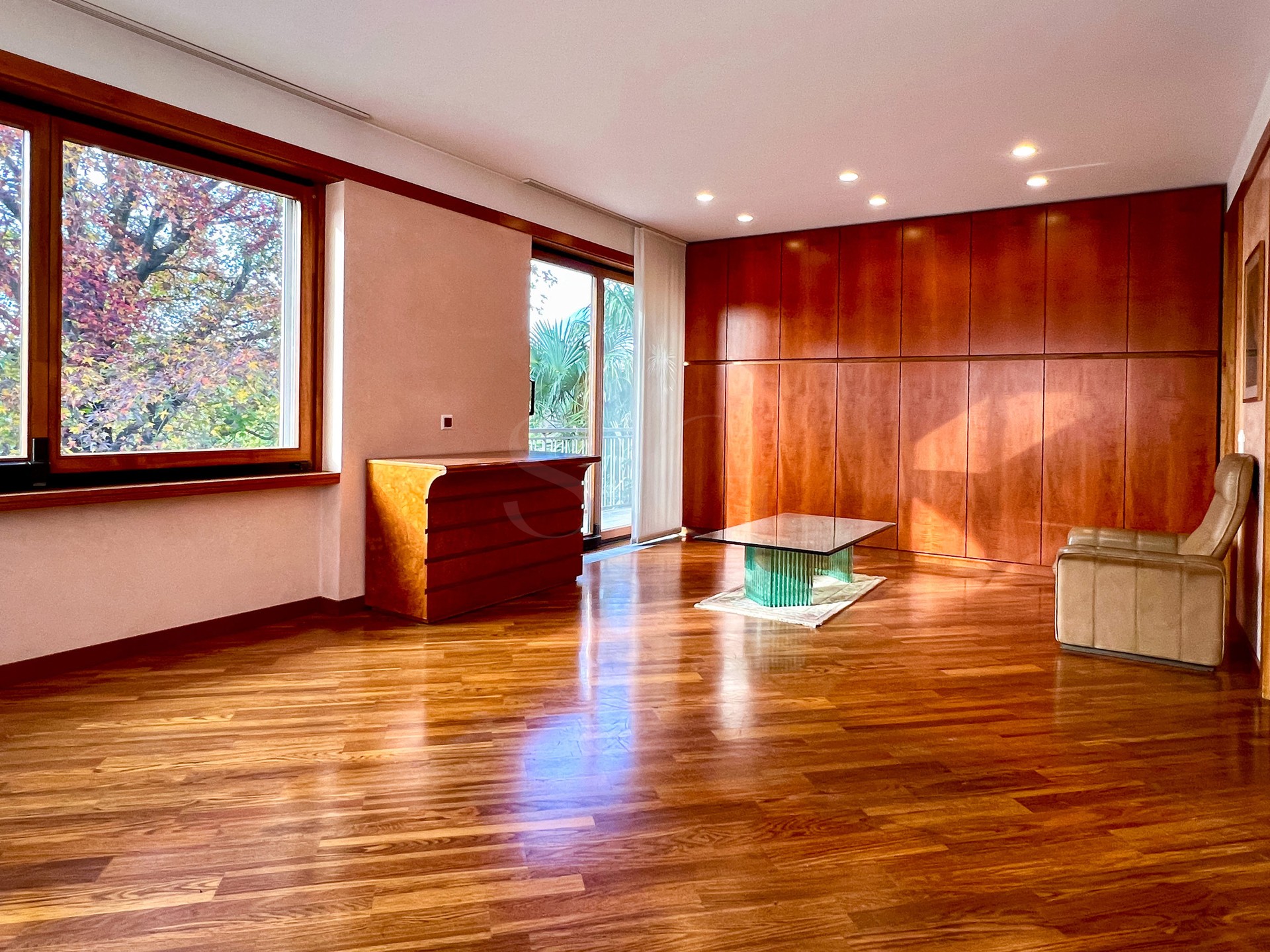 Helles Wohnzimmer mit Holzvertäfelung