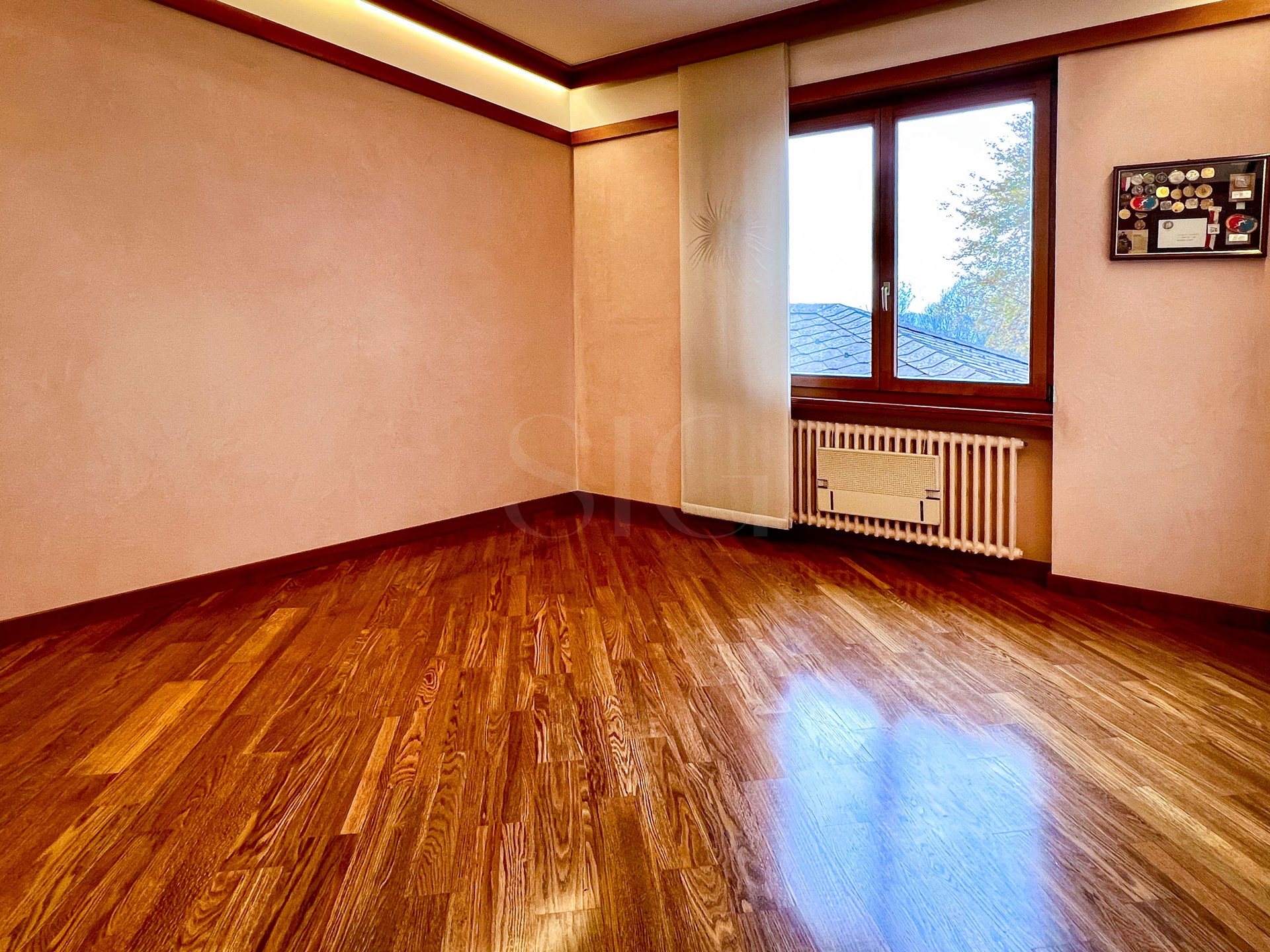 Leerer Raum mit Parkett und Fenster