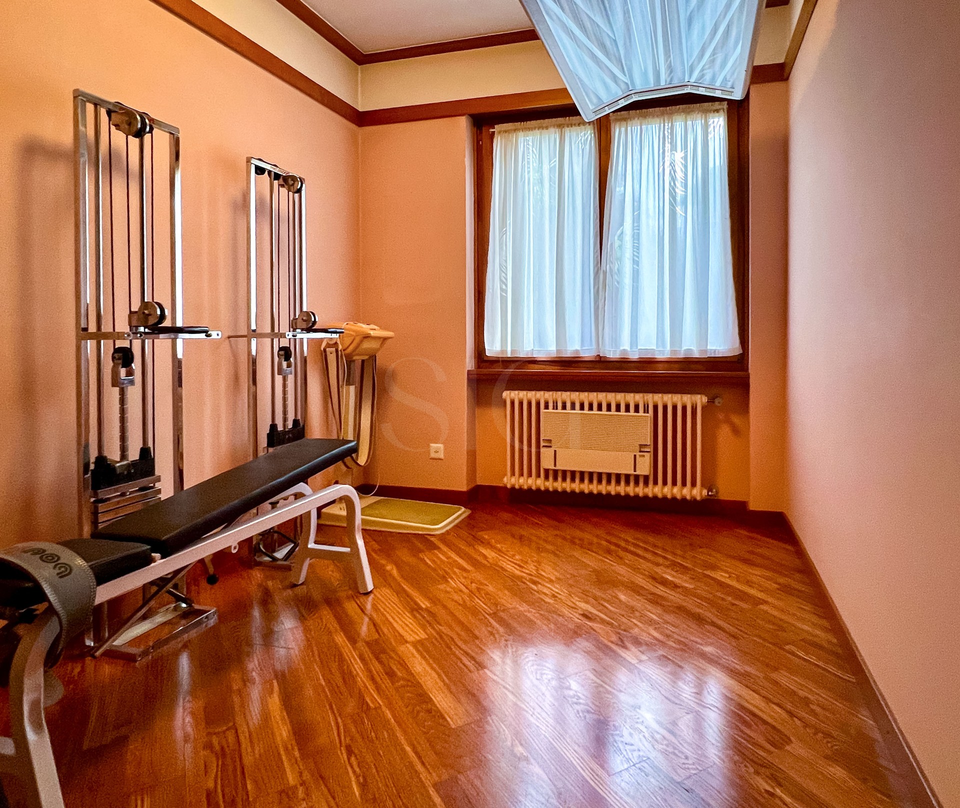 Kleiner Fitnessraum mit Holzfußboden