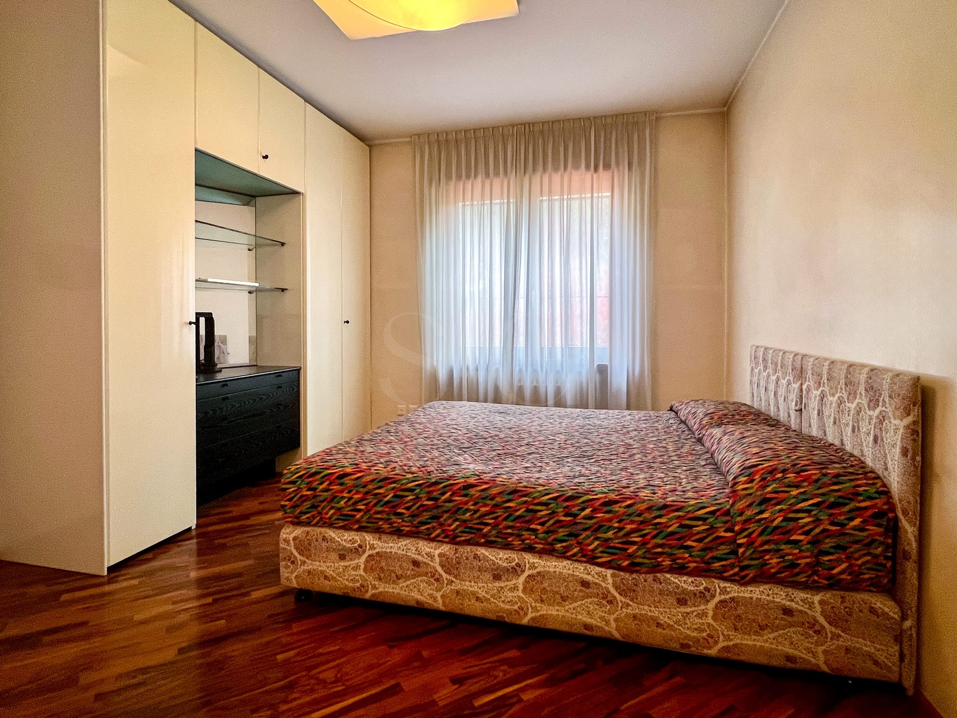 Schlafzimmer mit Einbauschrank und Bett