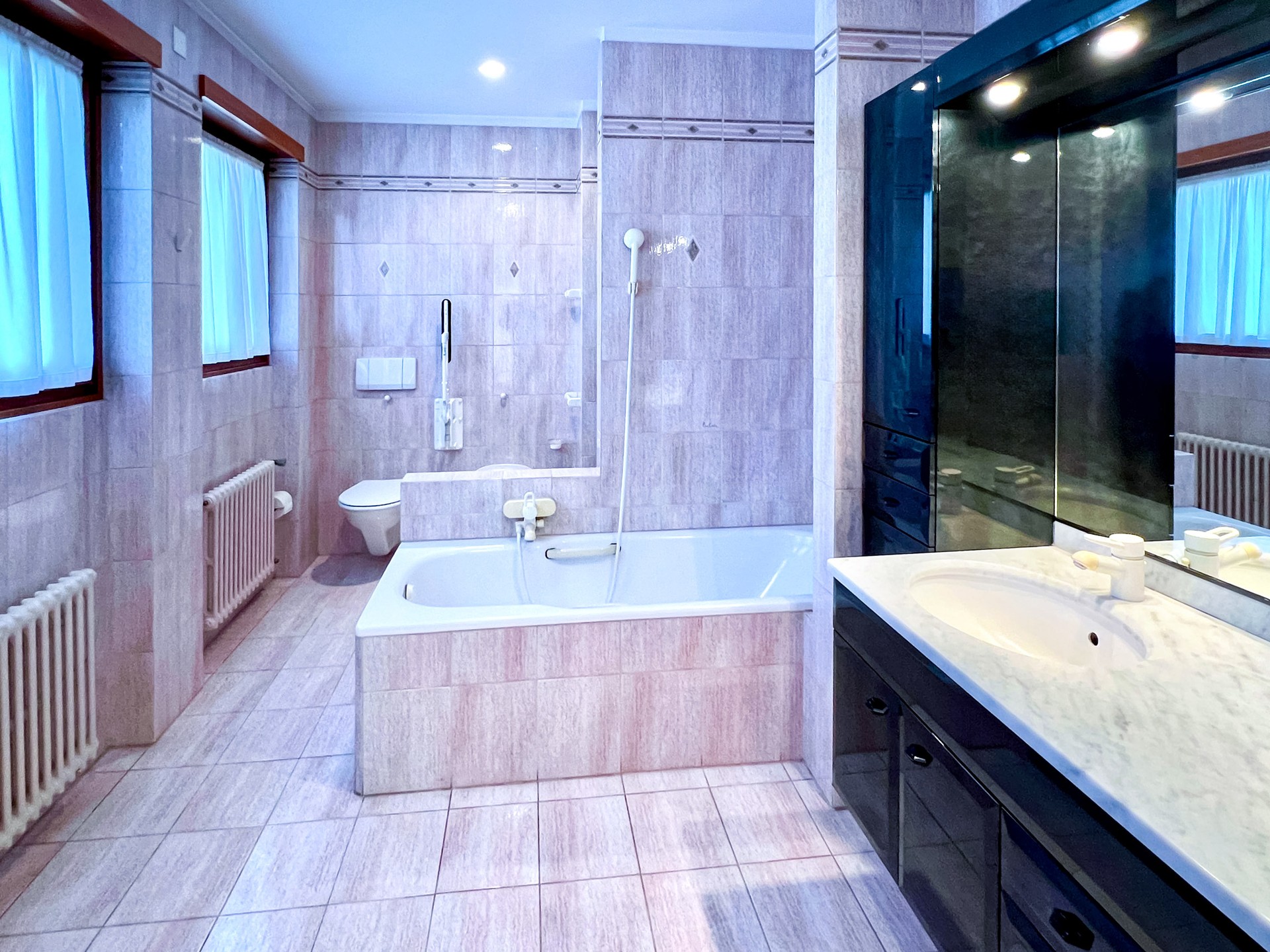 Helles Badezimmer mit Badewanne und Doppelwaschtisch