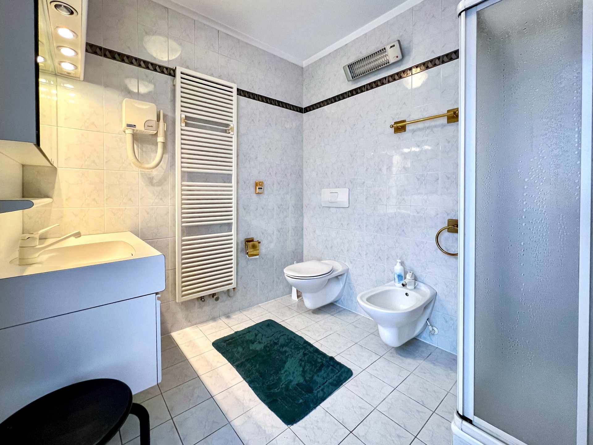 Modernes Badezimmer mit WC und Dusche