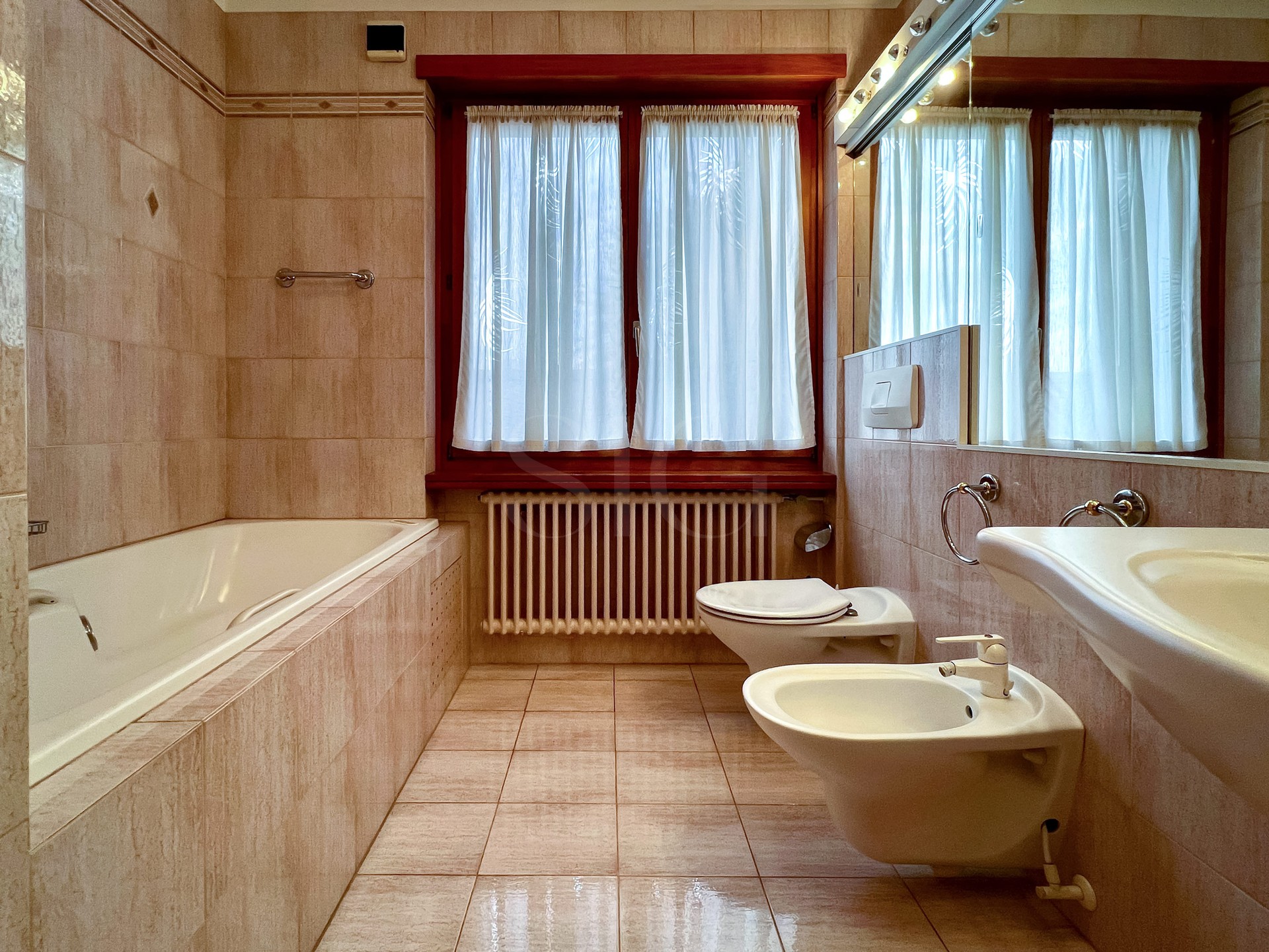 Klassisches Badezimmer mit Wanne und Bidet