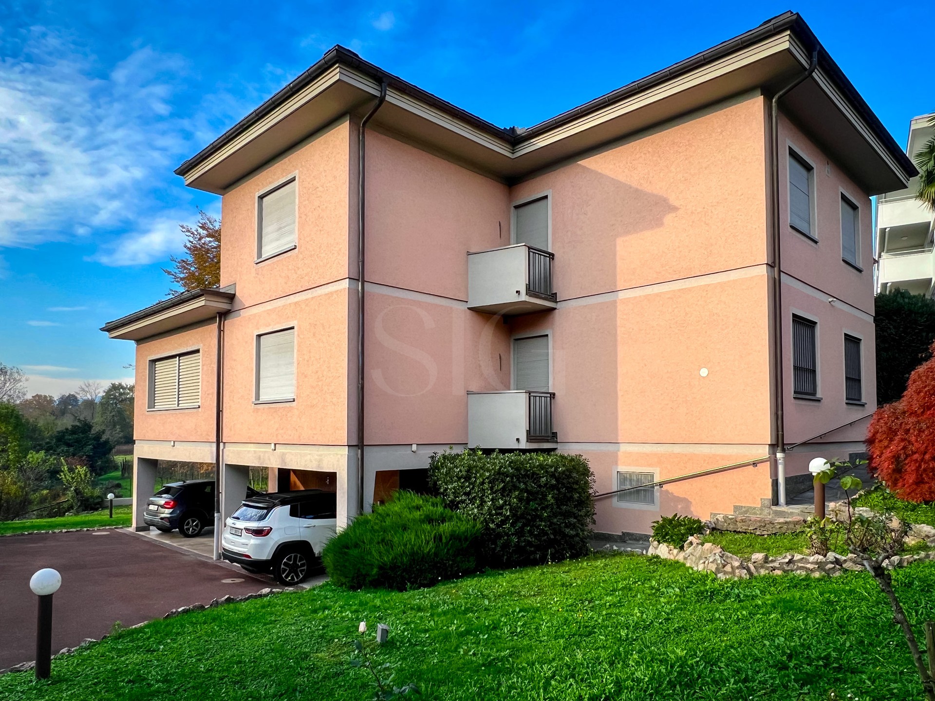 Mehrfamilienhaus mit Garagen im Grünen