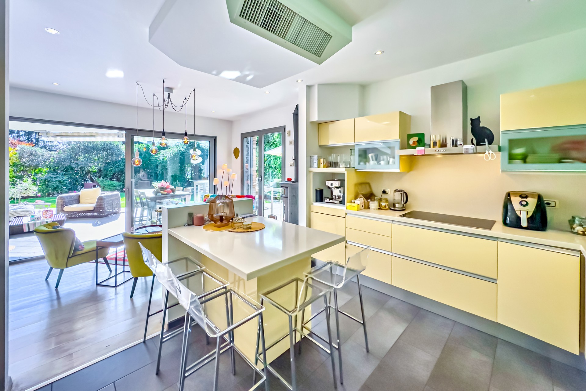 Offene Designküche mit Blick in den Garten