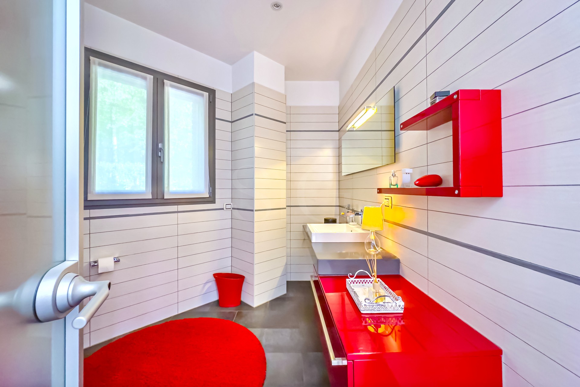 Modernes Badezimmer mit rotem Waschtisch