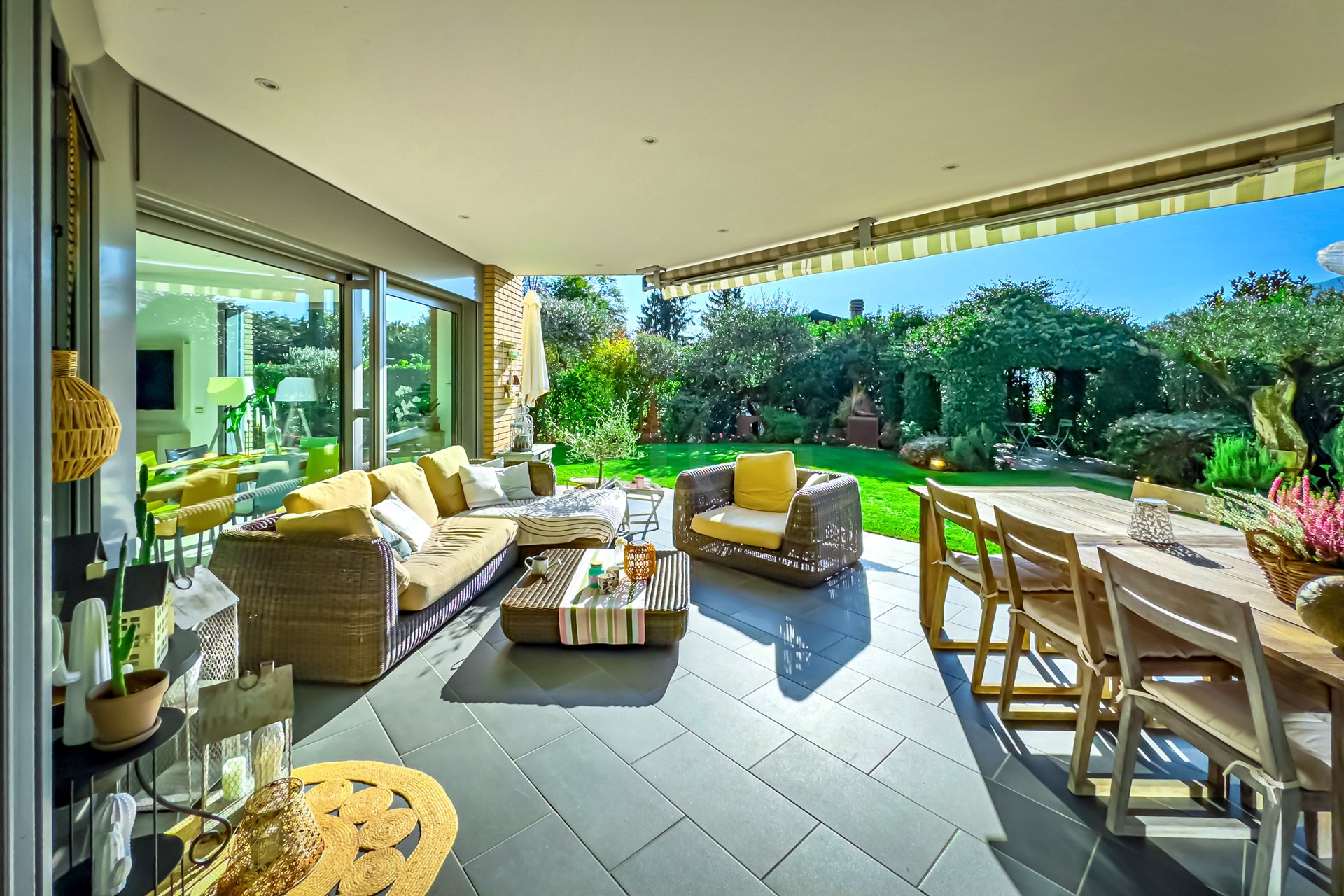 Großzügige Terrasse mit Gartenblick