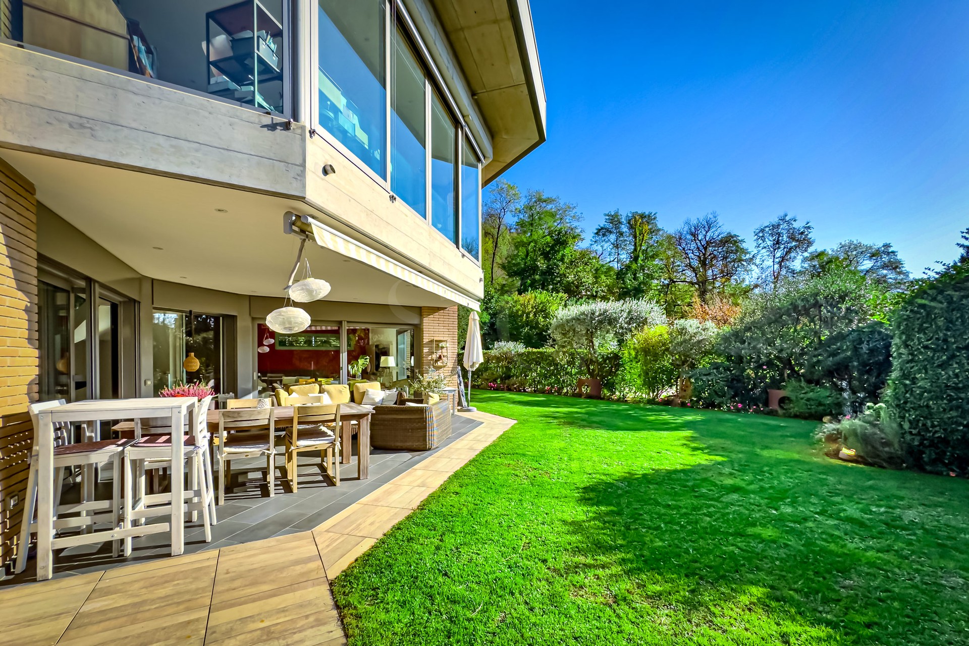 Moderne Außenansicht mit Terrasse und Garten