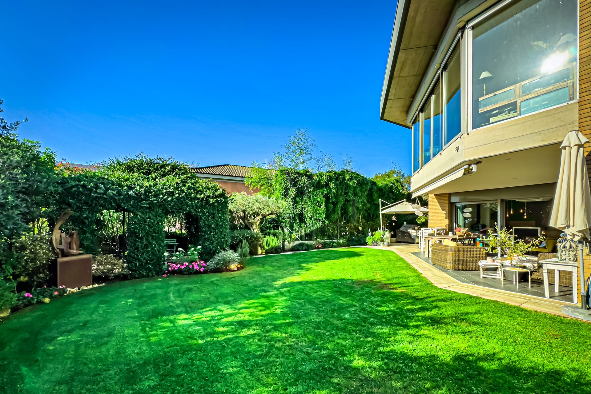 Großer Garten mit moderner Terrasse