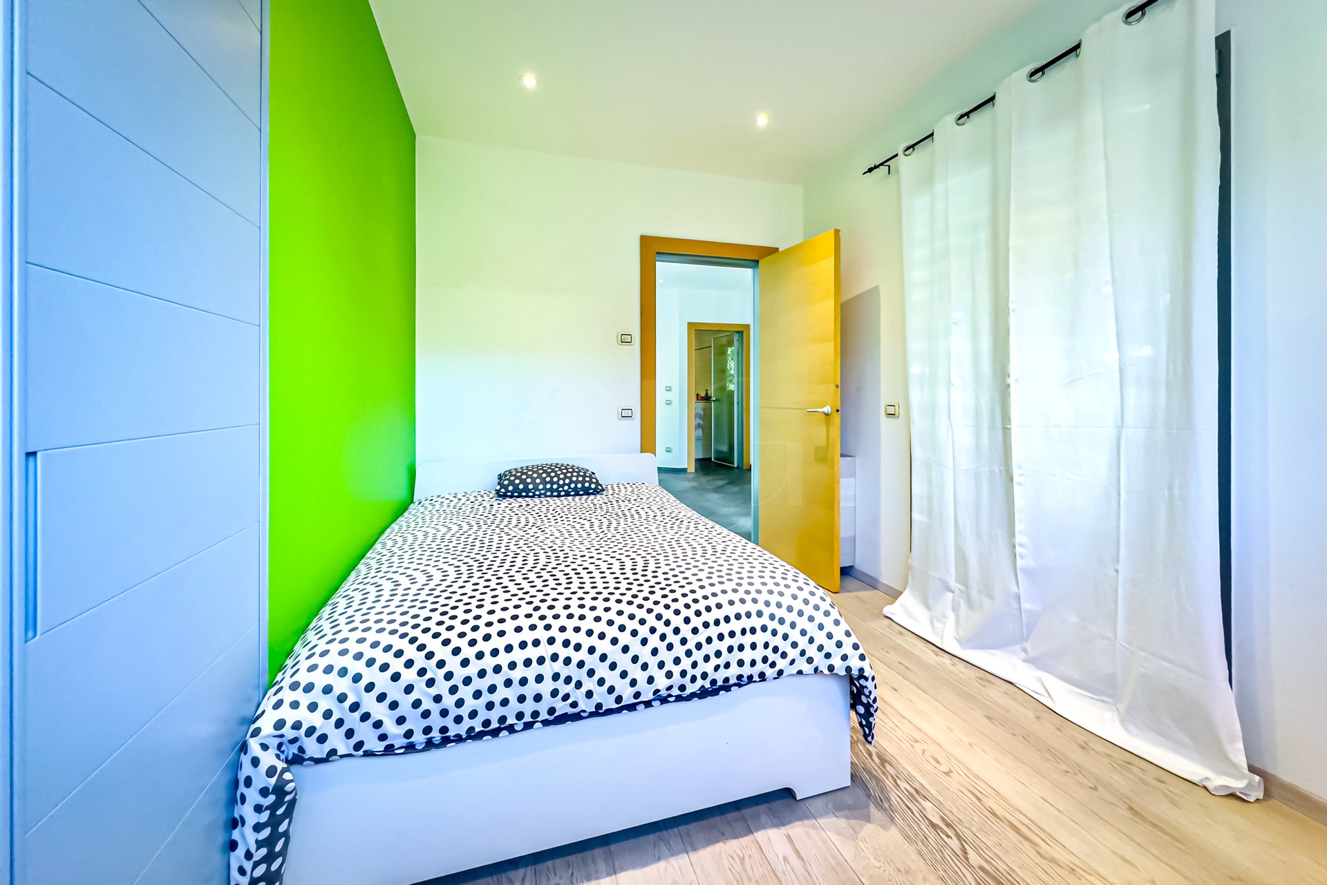 Modernes Schlafzimmer mit farbigen Akzenten