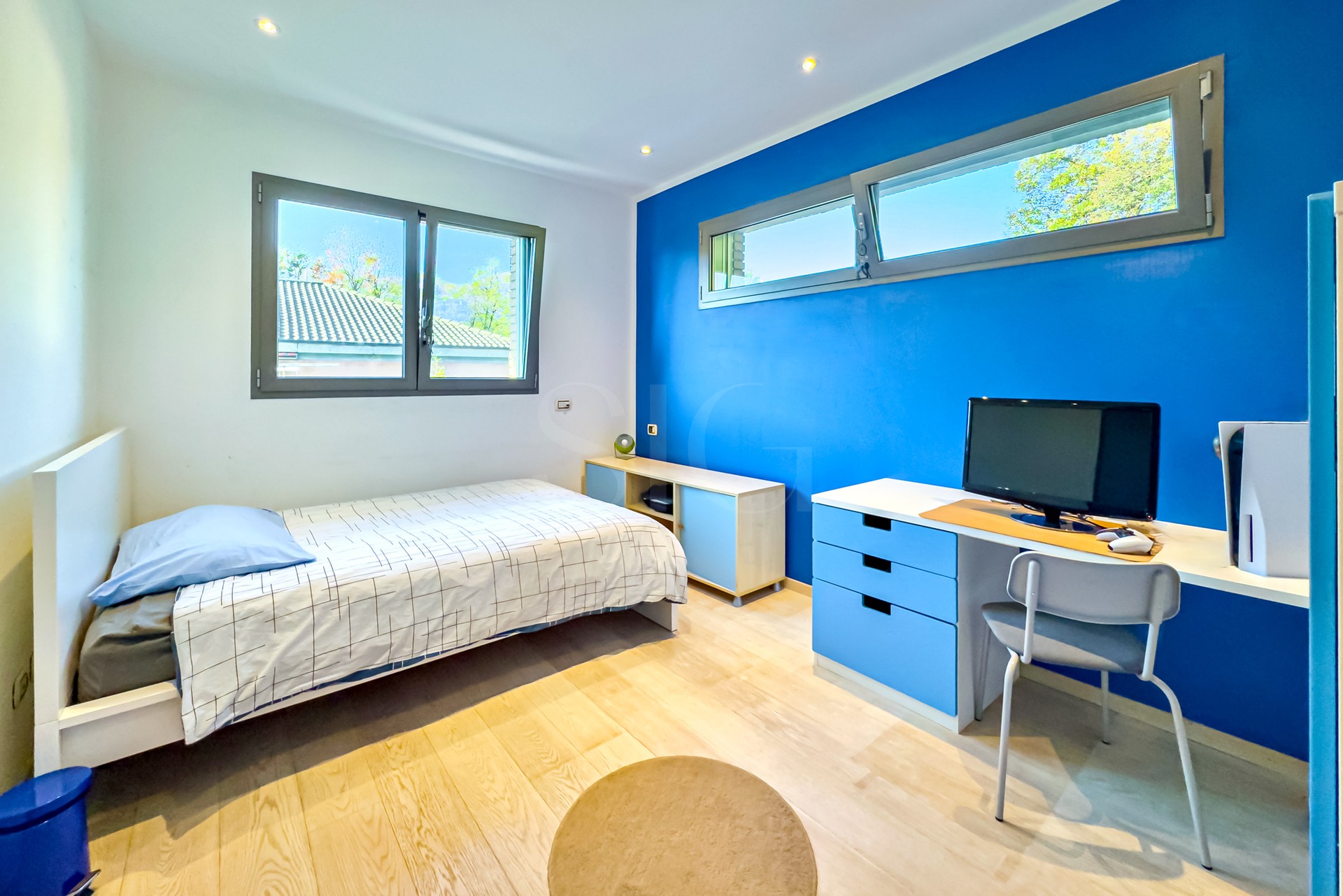 Helles Schlafzimmer mit blauer Akzentwand