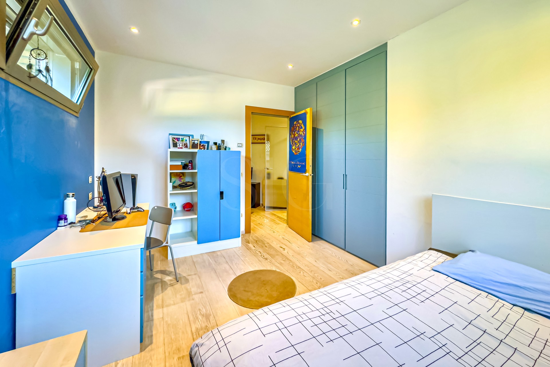 Modernes Schlafzimmer mit Arbeitsplatz