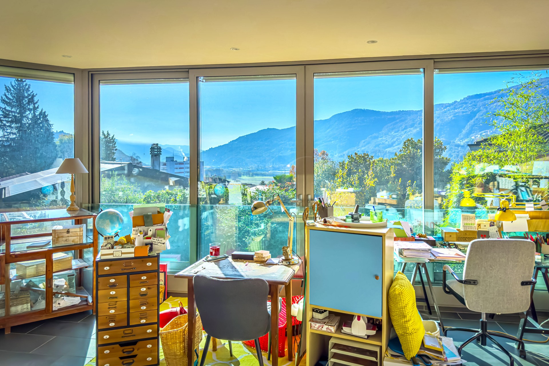 Helles Arbeitszimmer mit Panoramablick