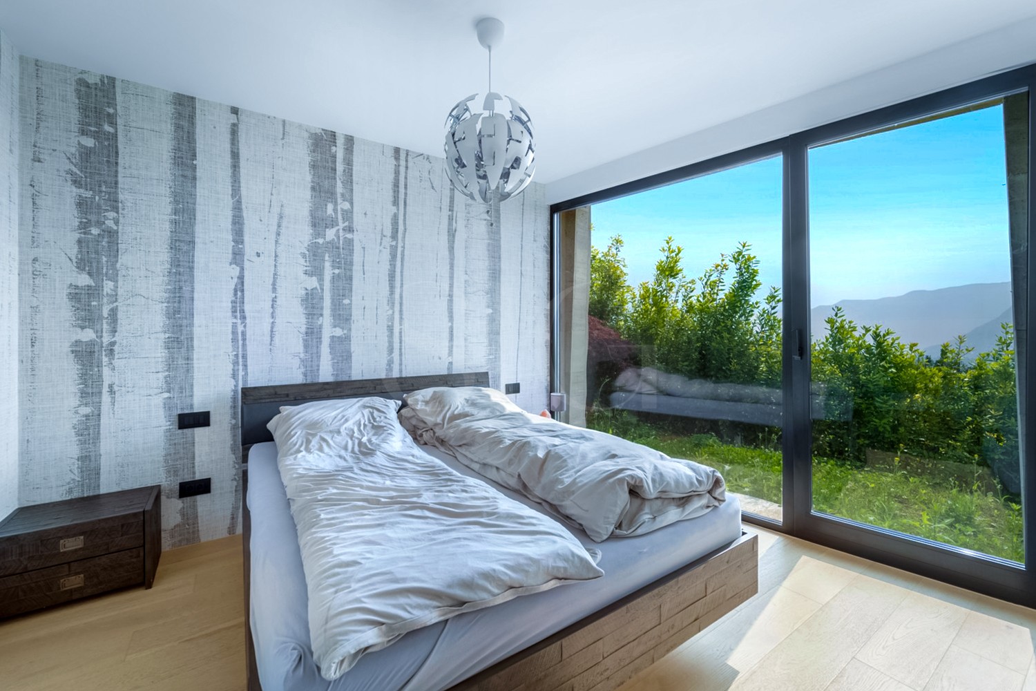 Modernes Schlafzimmer mit großem Panoramafenster