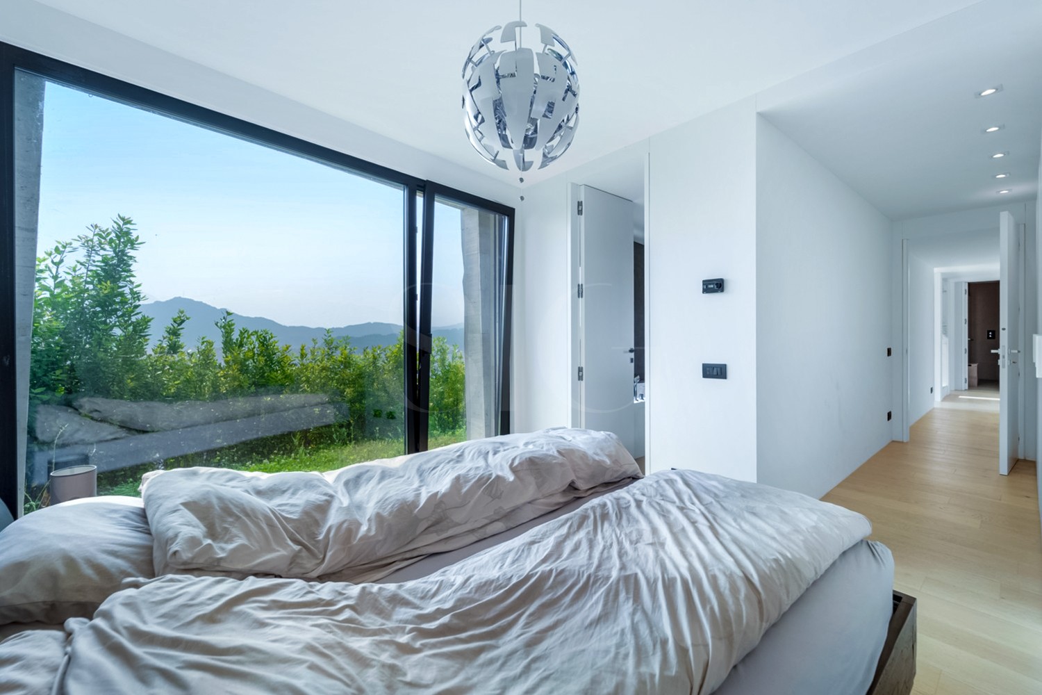 Modernes Schlafzimmer mit Panoramablick
