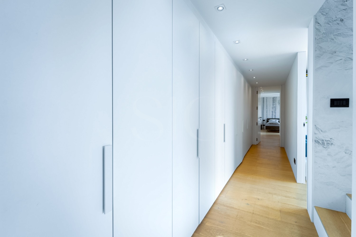 Minimalistischer Flur mit Einbauschränken