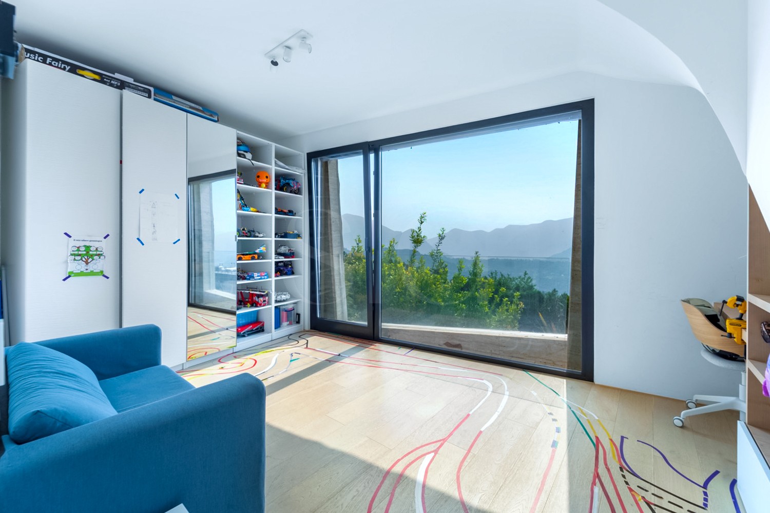 Kinderzimmer mit Panoramafenster