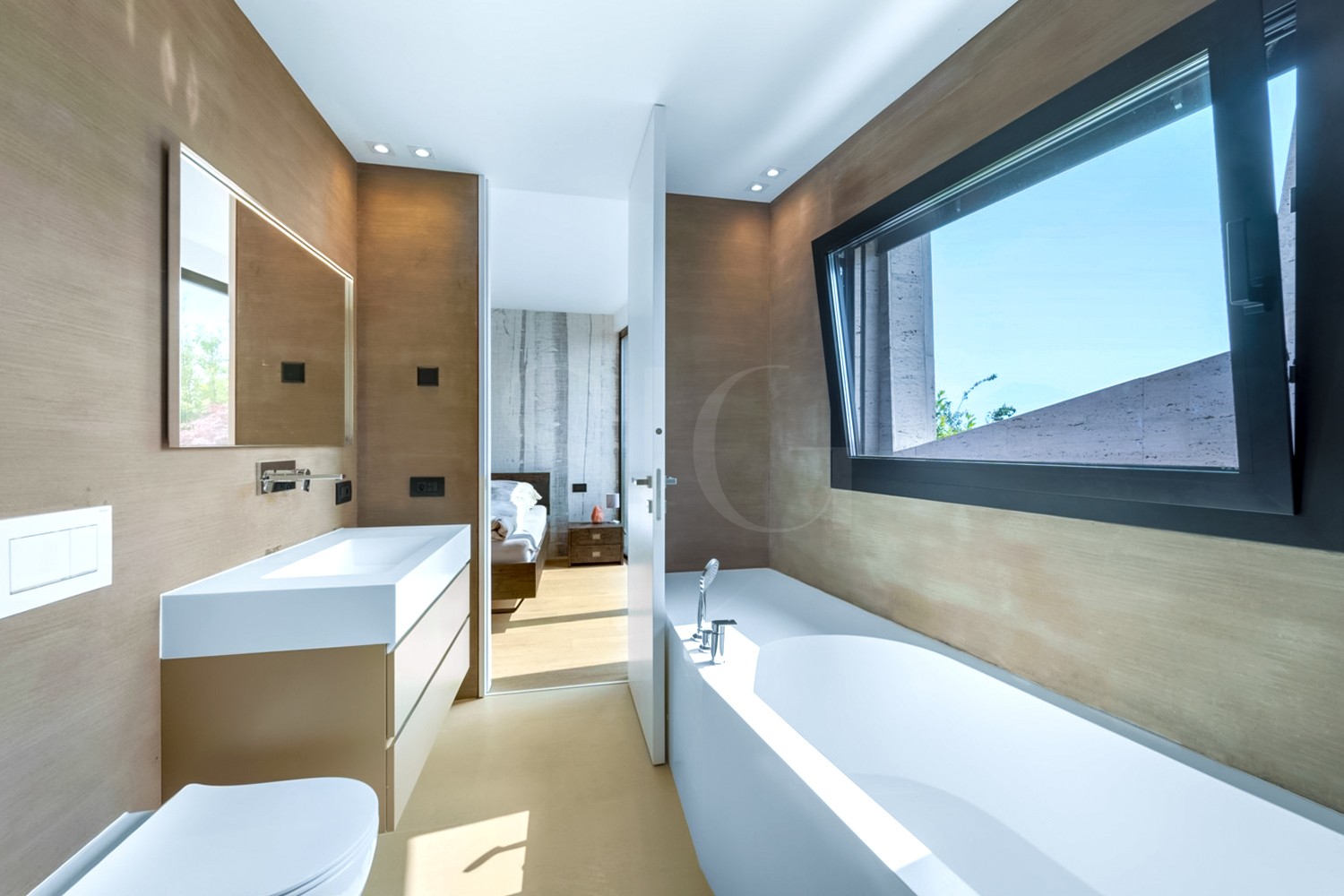 Modernes Bad mit Badewanne und Tageslicht