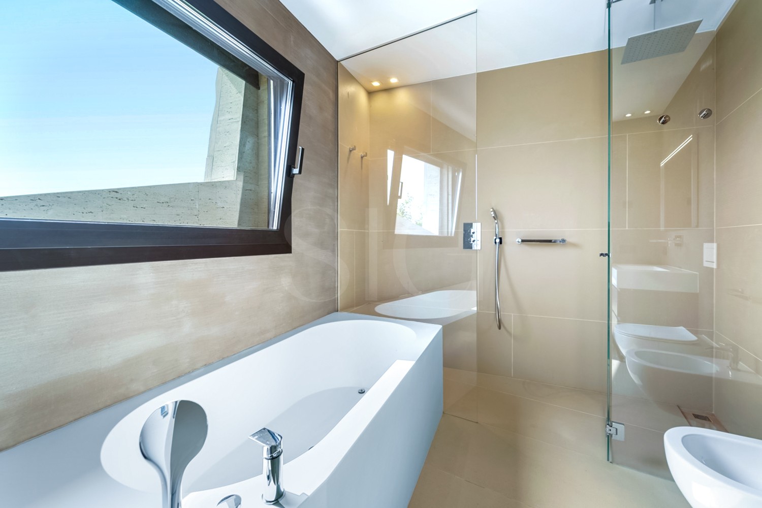 Modernes Bad mit Badewanne und Glasdusche