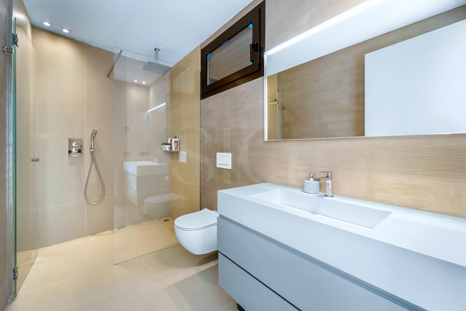 Modernes Badezimmer mit Walk-in-Dusche und Waschtisch