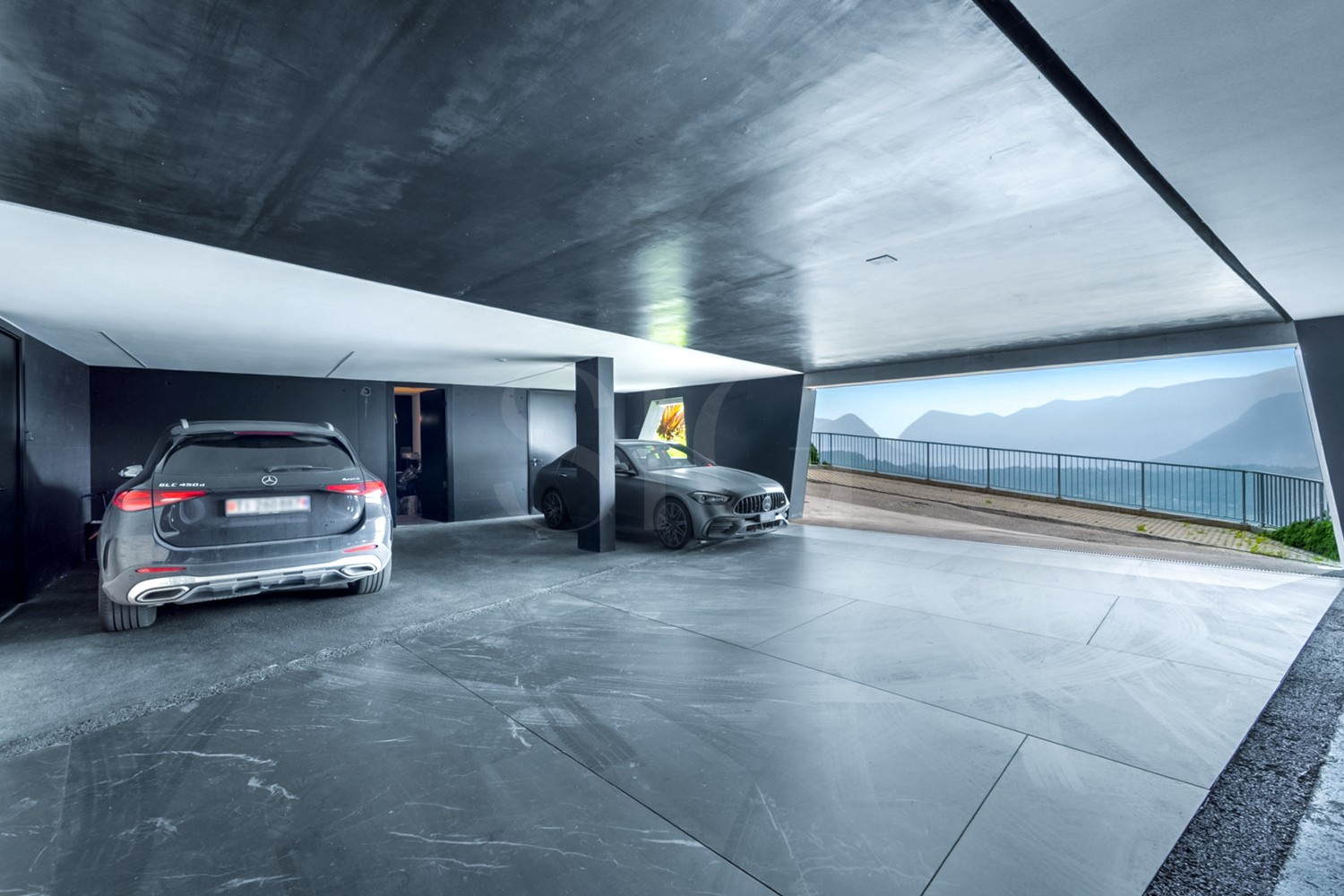 Moderner Garagenbereich mit Bergblick