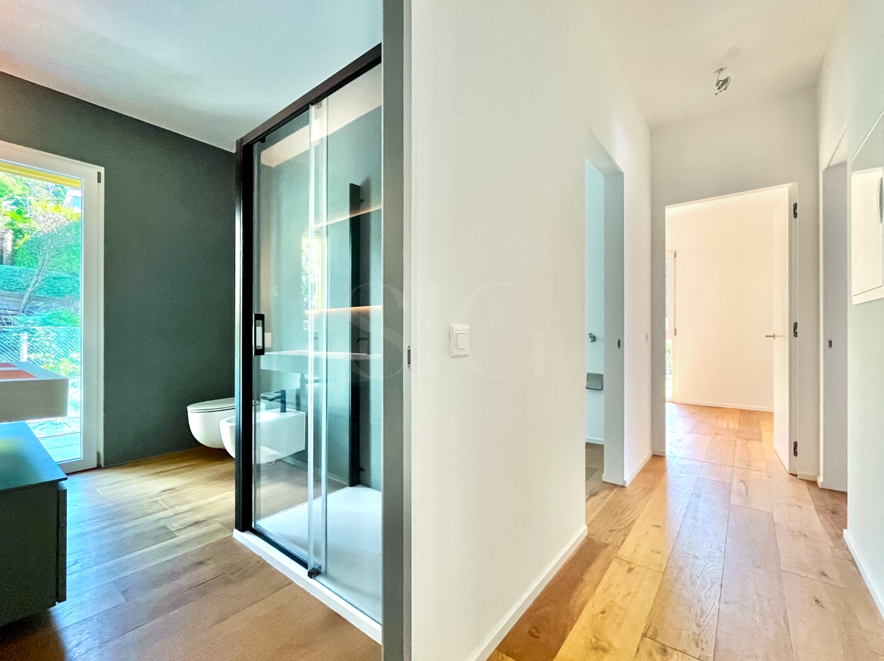 Modernes Badezimmer mit Fluransicht
