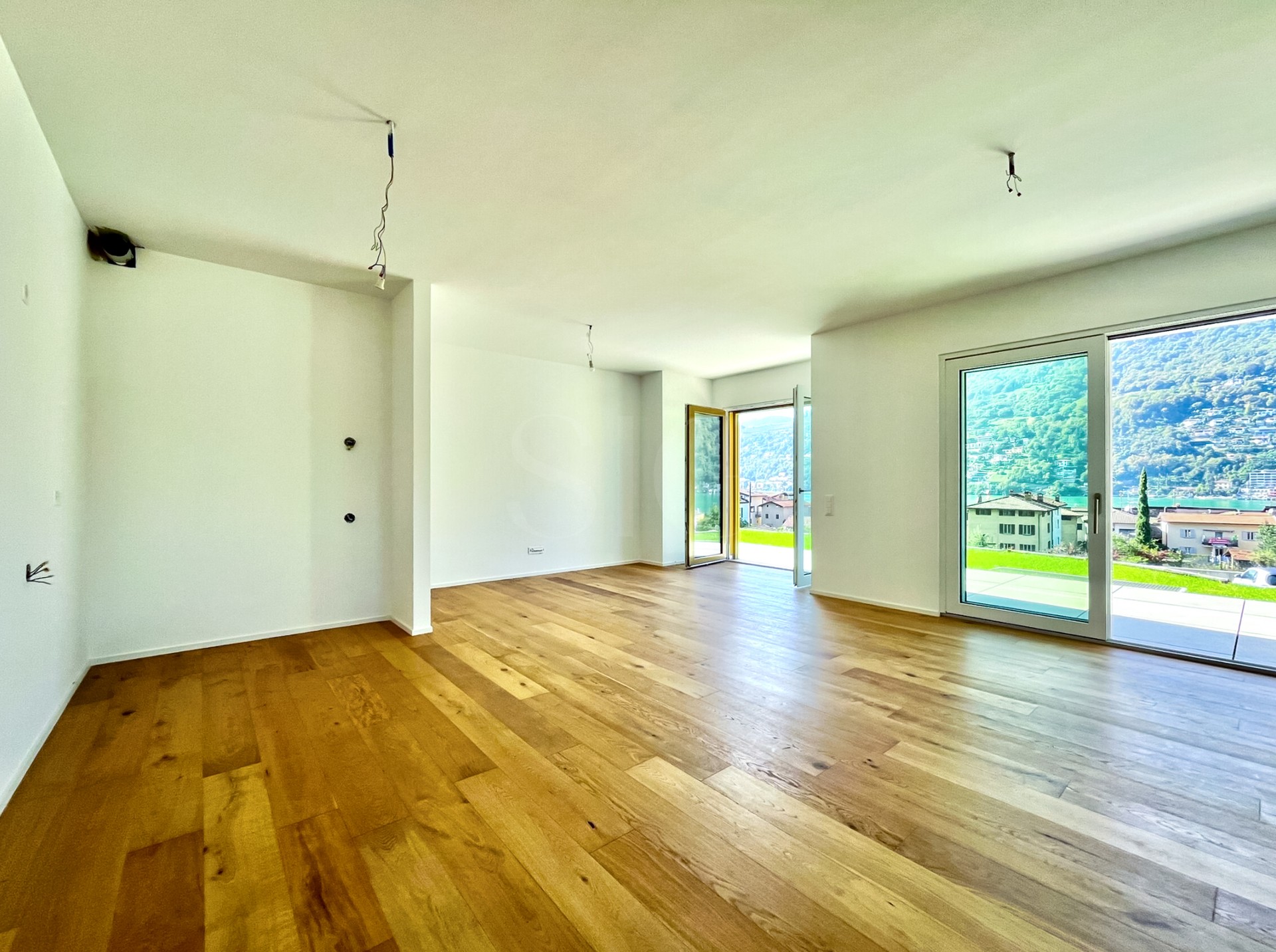 Leerer Wohnraum mit Panoramablick