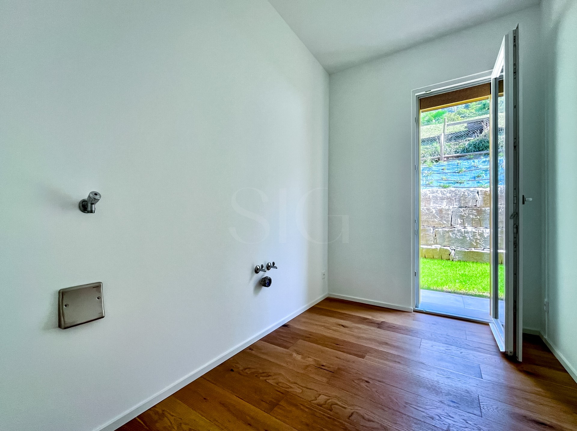 Leerer heller Raum mit Balkon- oder Terrassentür