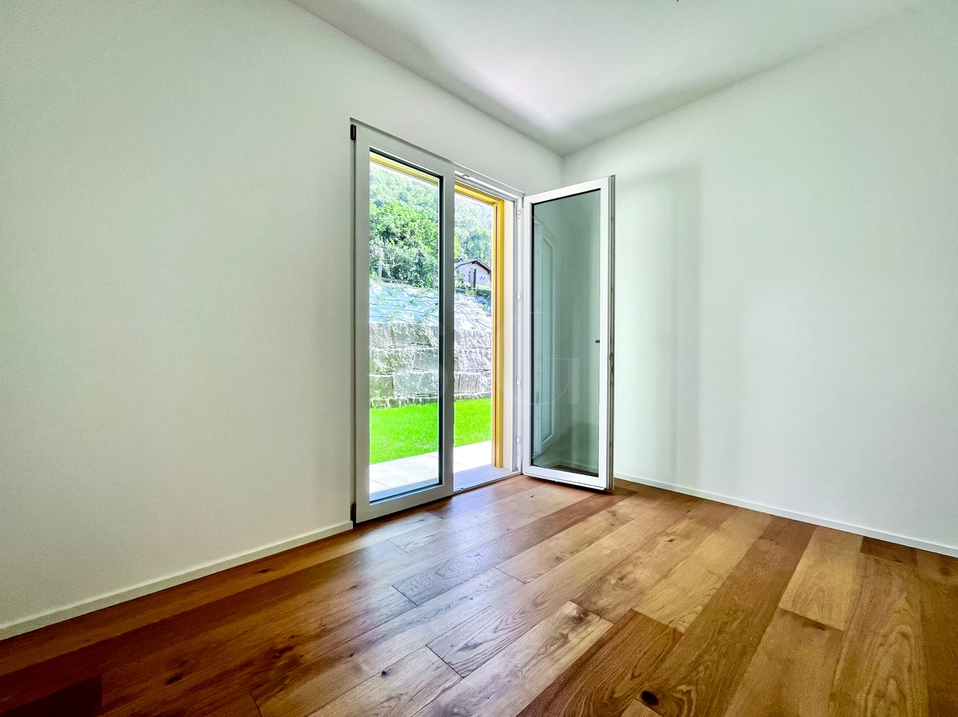 Leerer heller Raum mit Terrassentür