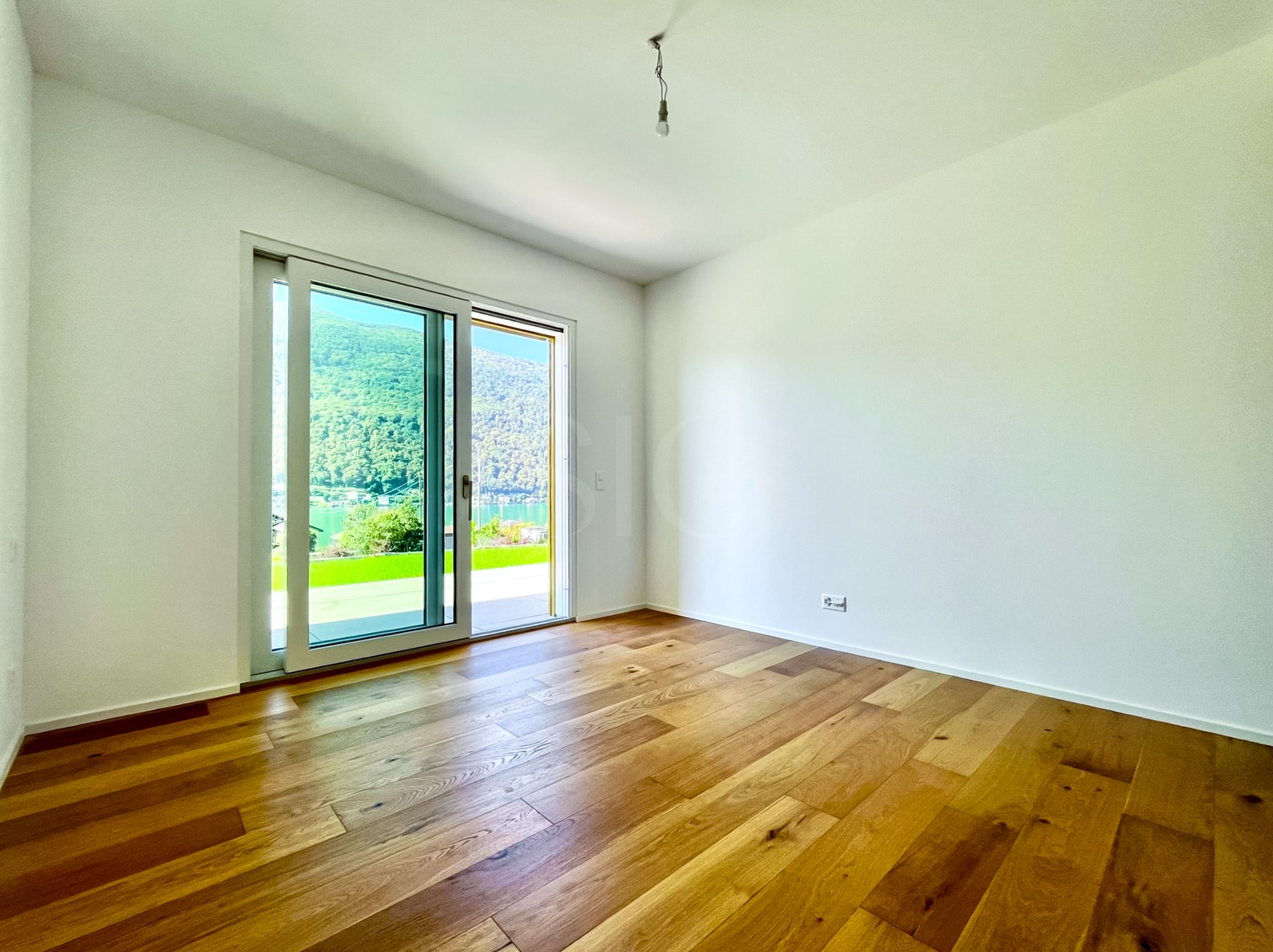 Leerer heller Raum mit Seeblick