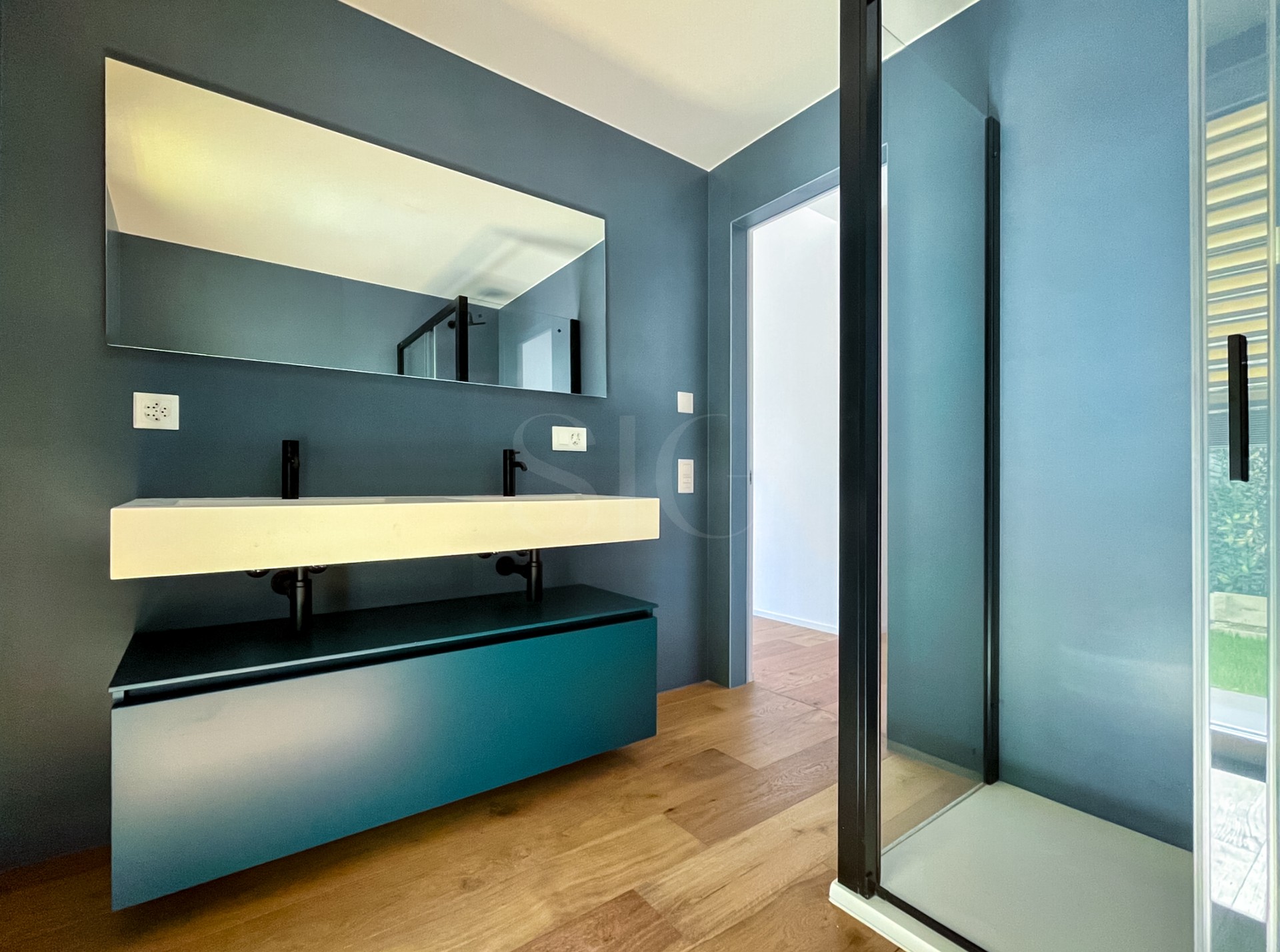 Modernes Badezimmer mit Waschtisch und Dusche