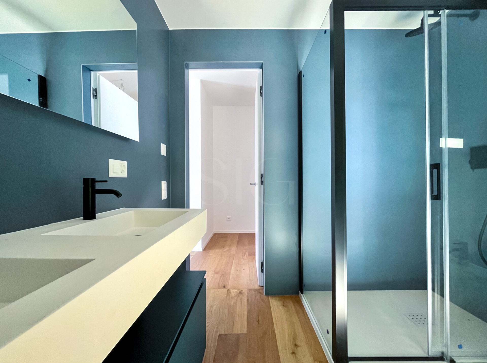 Modernes Badezimmer mit Dusche und Waschtisch
