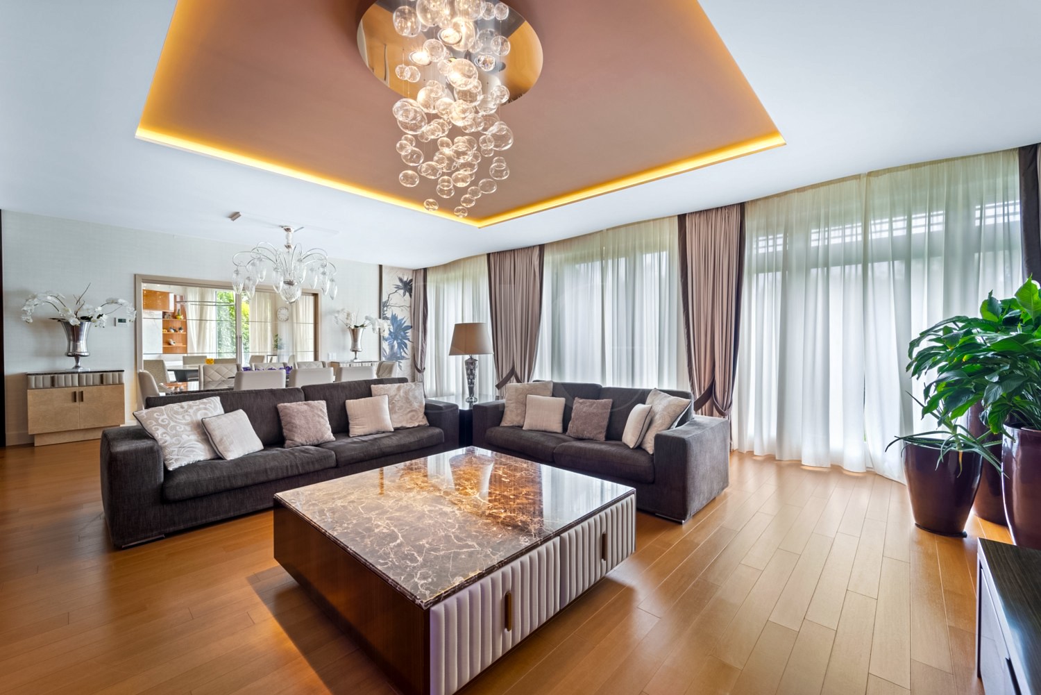 Elegantes Wohnzimmer mit Designer-Decke