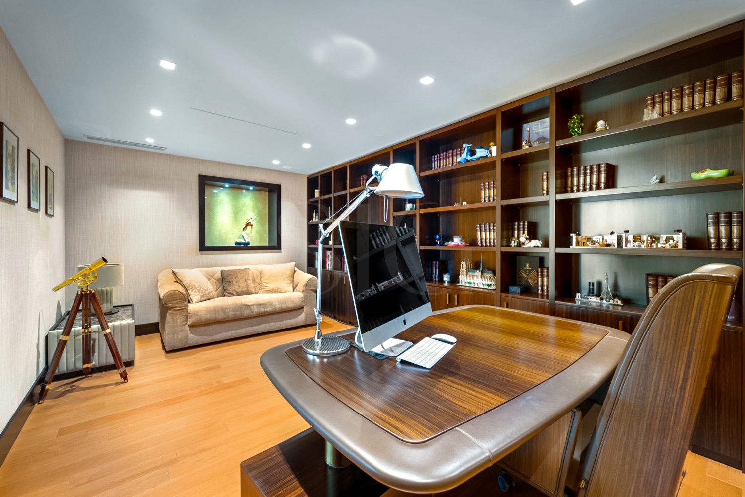 Repräsentatives Arbeitszimmer mit Bibliothekswand
