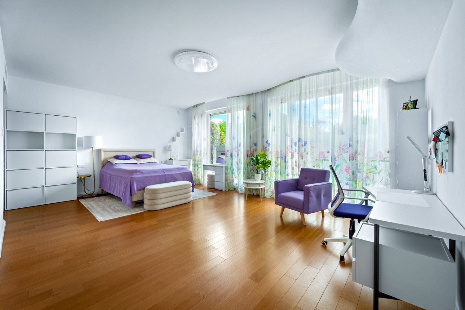 Helles Schlafzimmer mit Arbeitsplatz