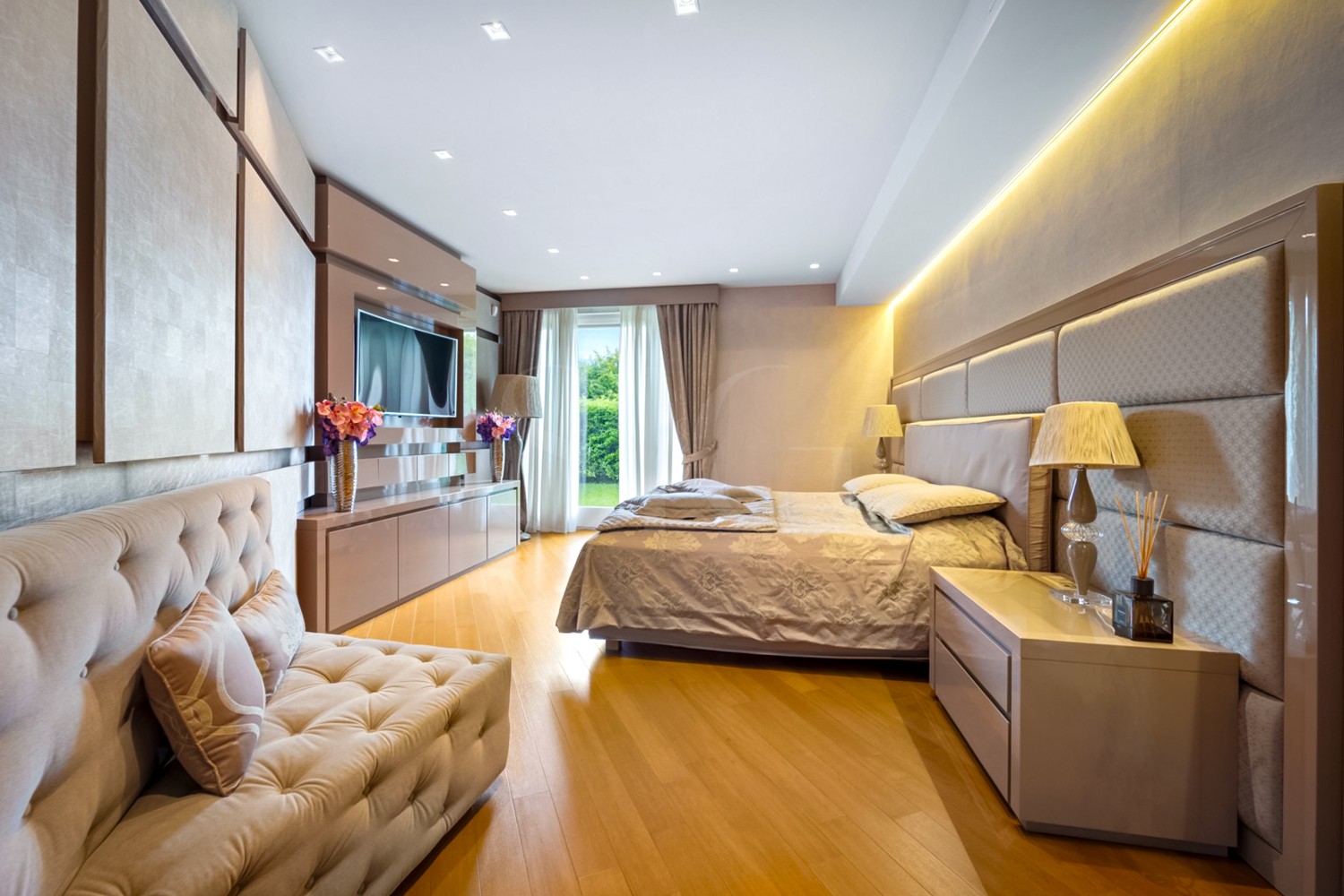 Luxuriöses Schlafzimmer mit Sitzbereich