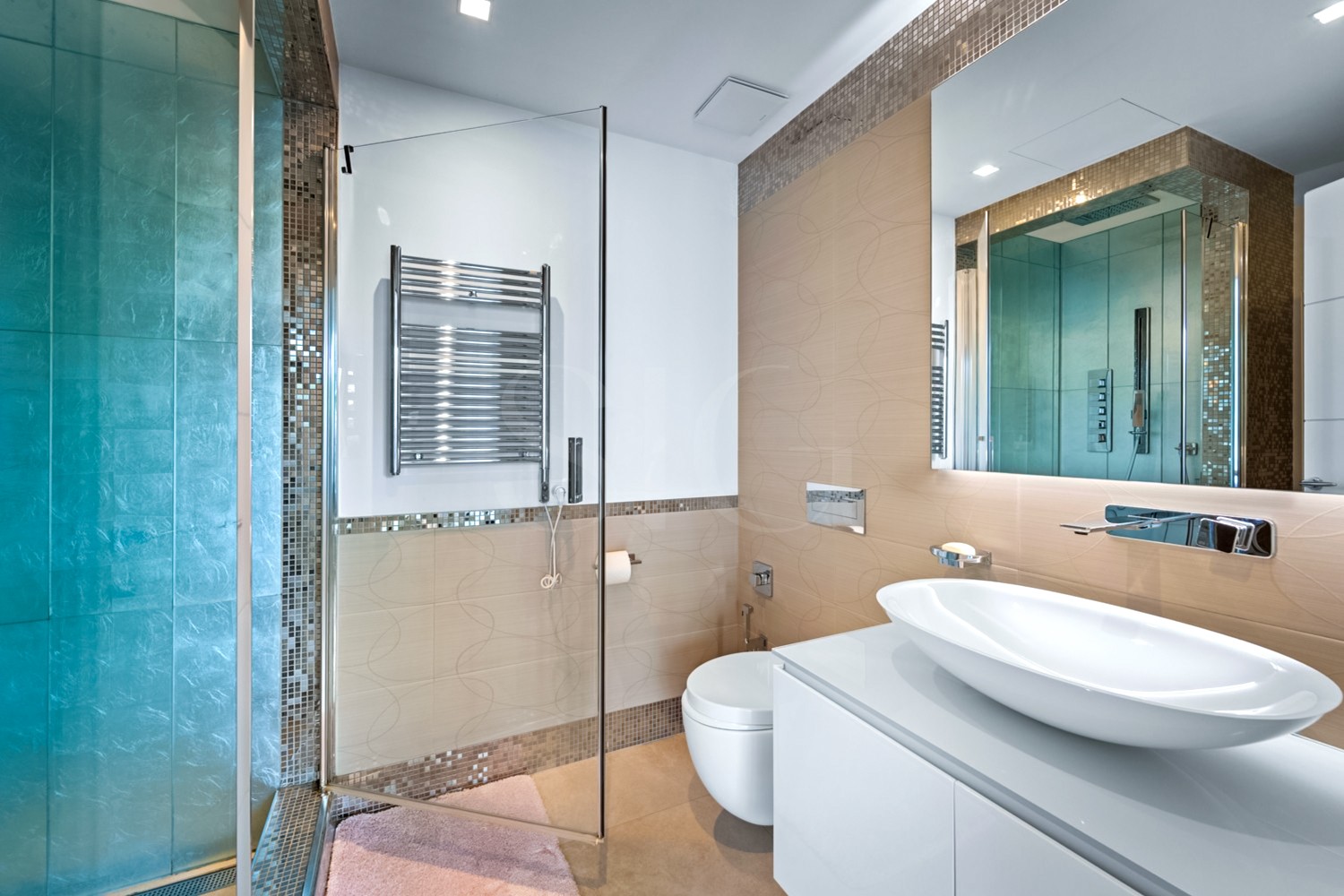 Modernes Badezimmer mit Walk-in-Dusche und Glaswaschtisch