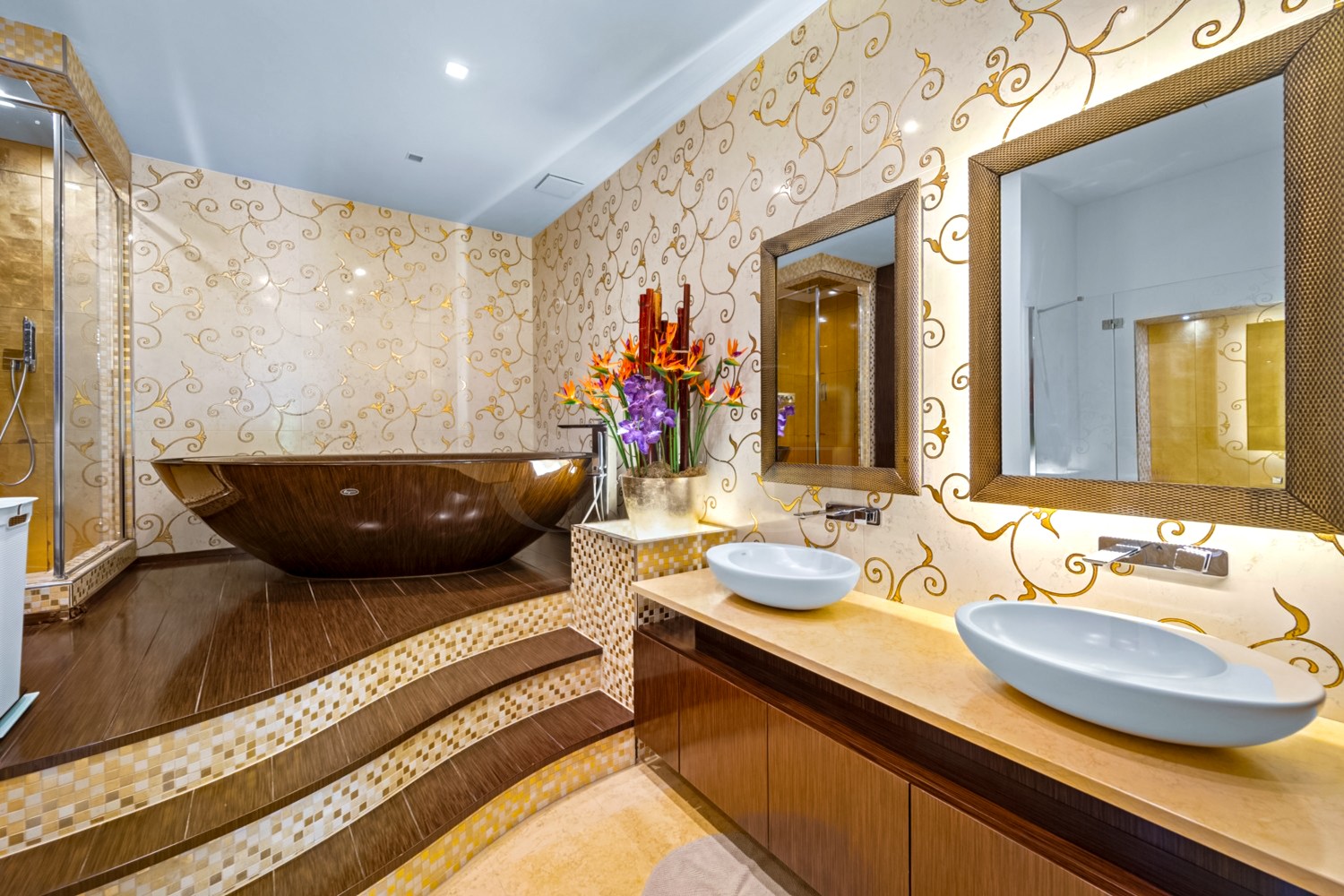 Luxuriöses Badezimmer mit Goldakzenten