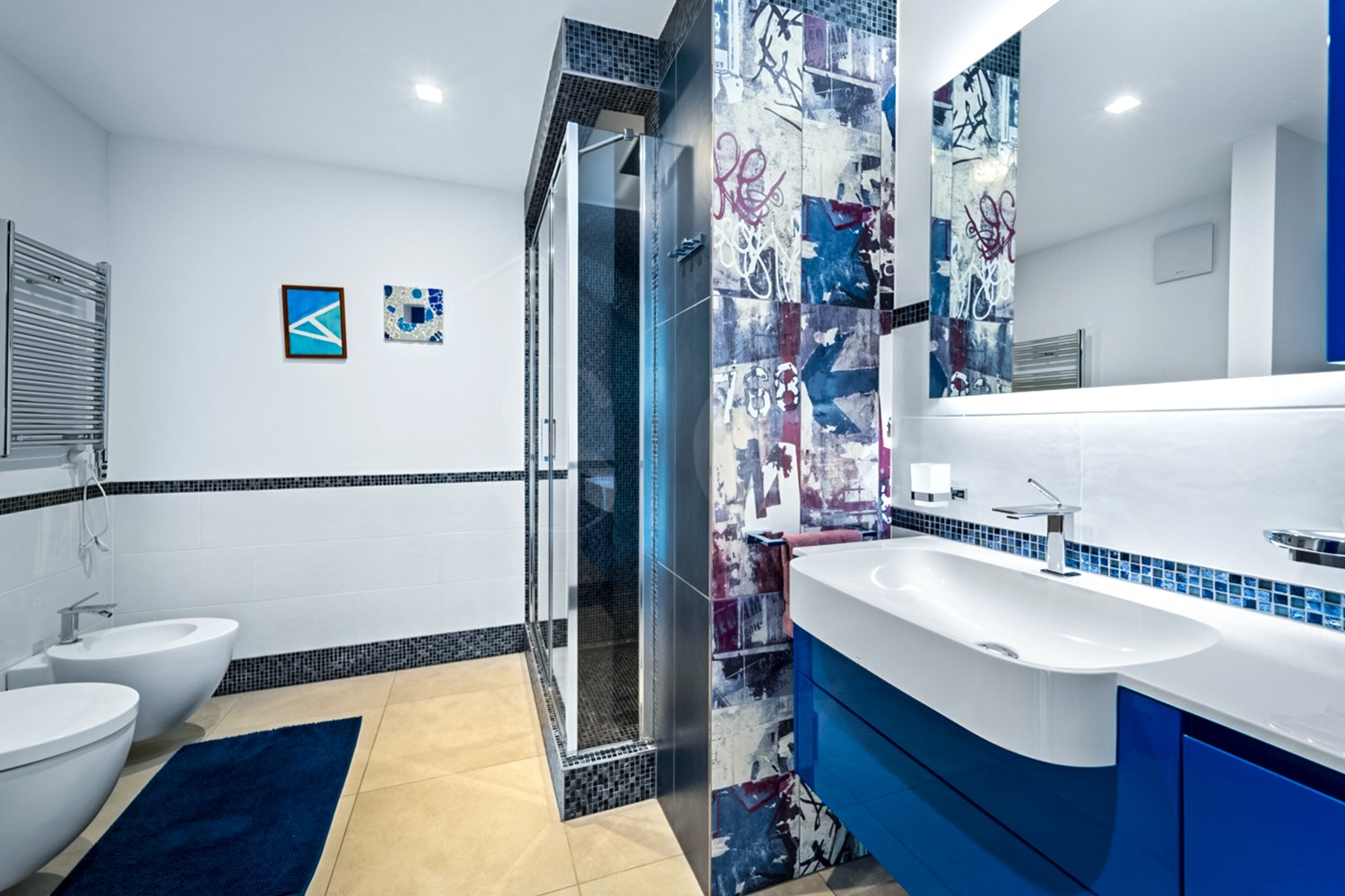 Modernes Badezimmer mit farbigen Akzenten