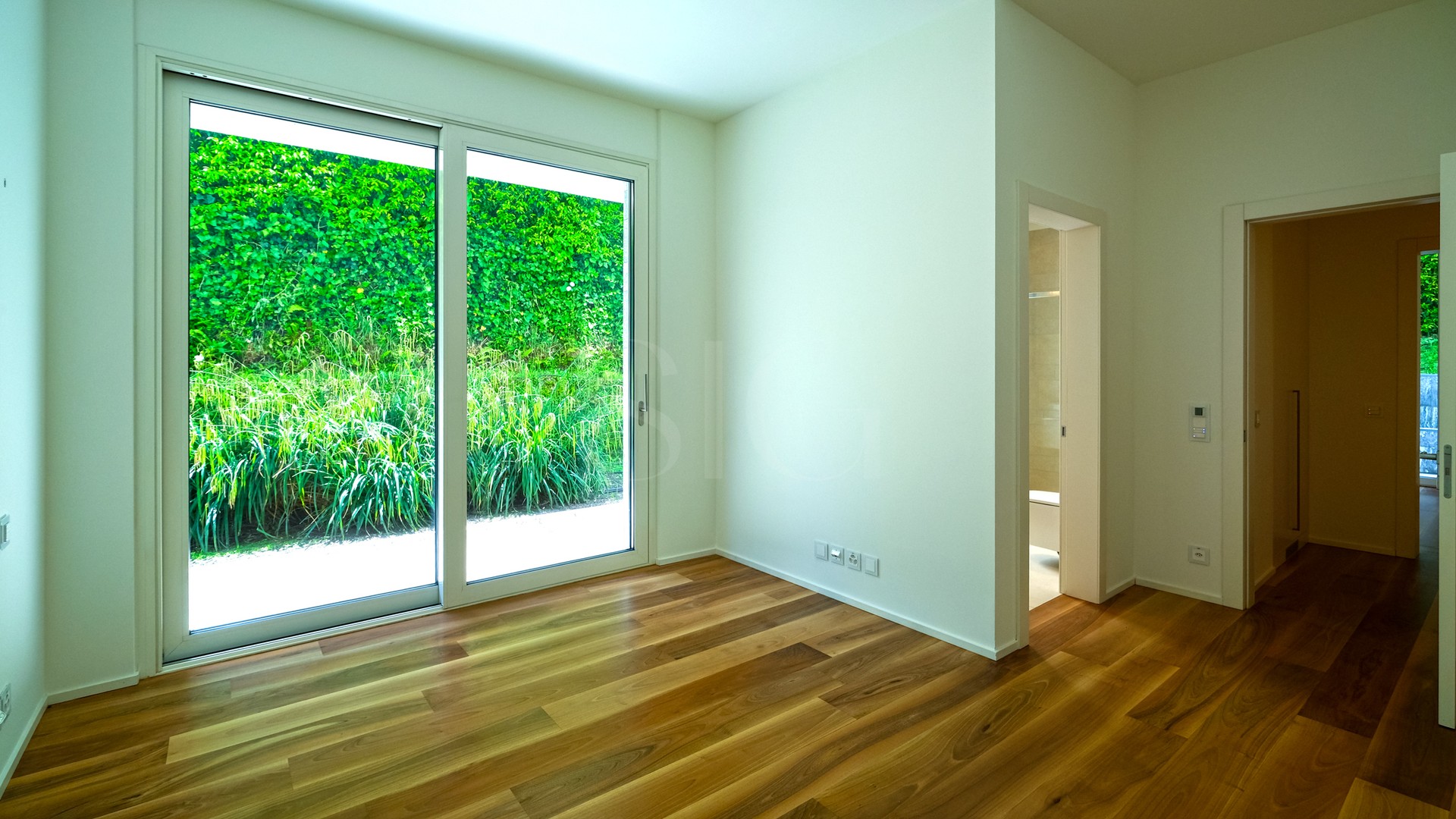 Heller leerer Raum mit Gartenblick