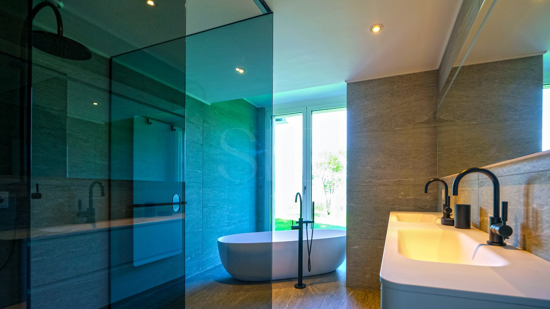 Modernes Badezimmer mit freistehender Wanne und Doppelwaschtisch