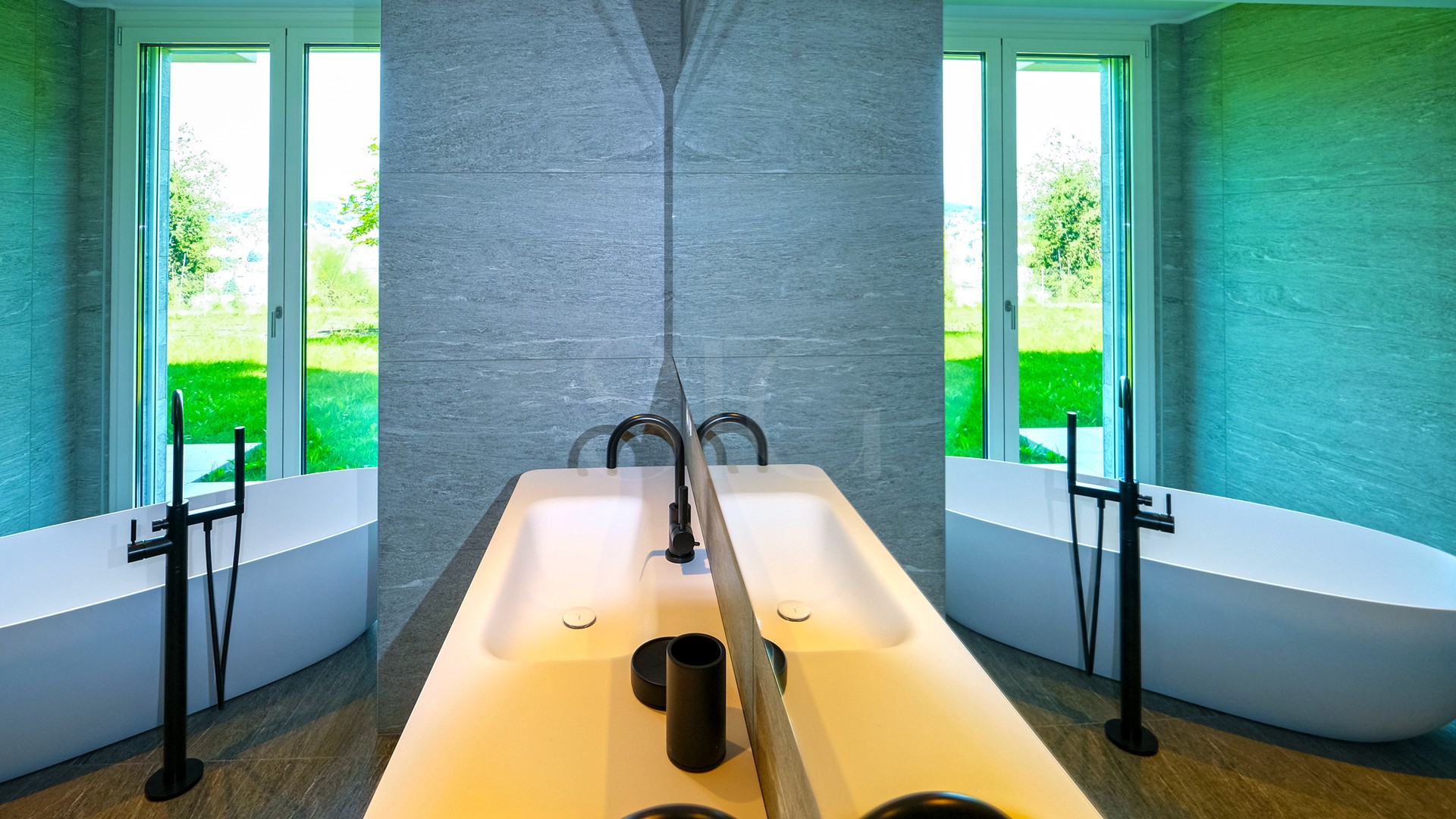 Modernes Badezimmer mit freistehender Wanne und zentralem Waschtisch