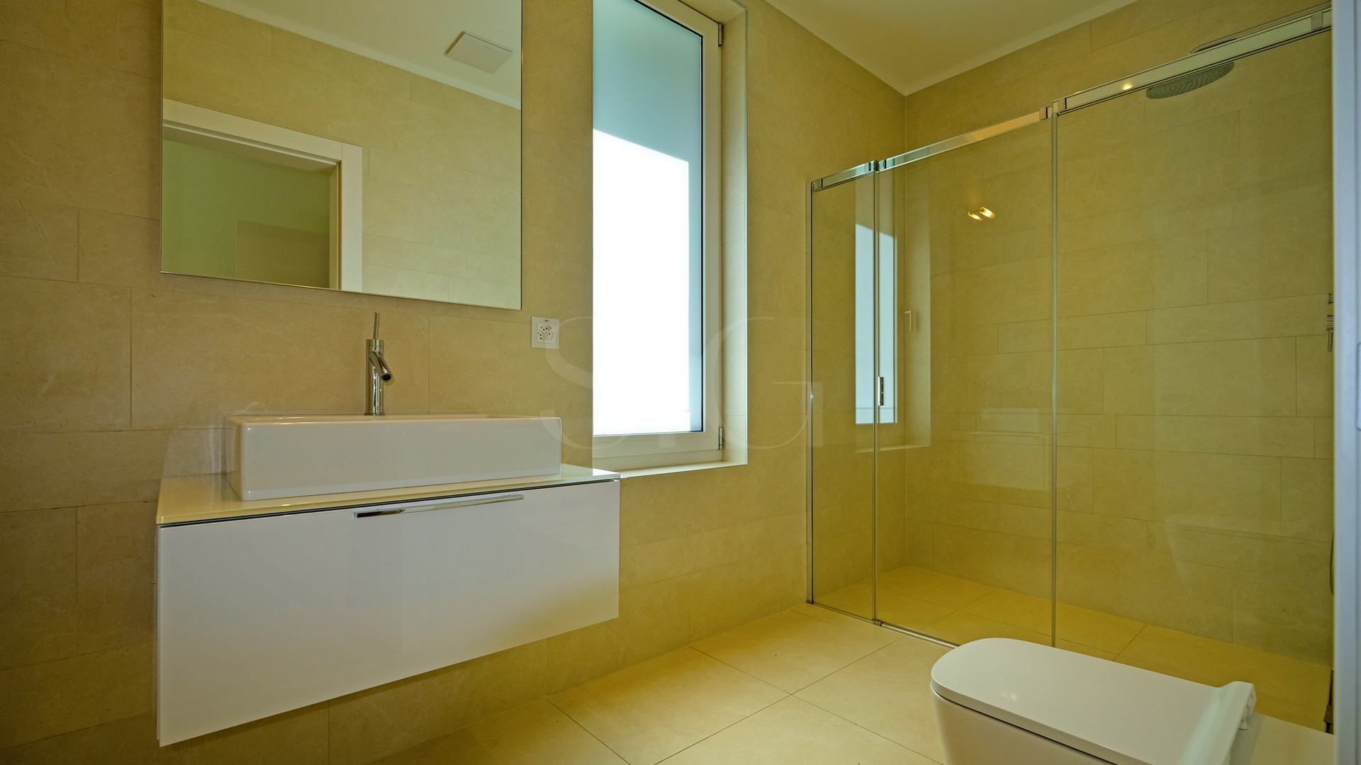 Modernes Badezimmer mit Dusche und Wand-WC