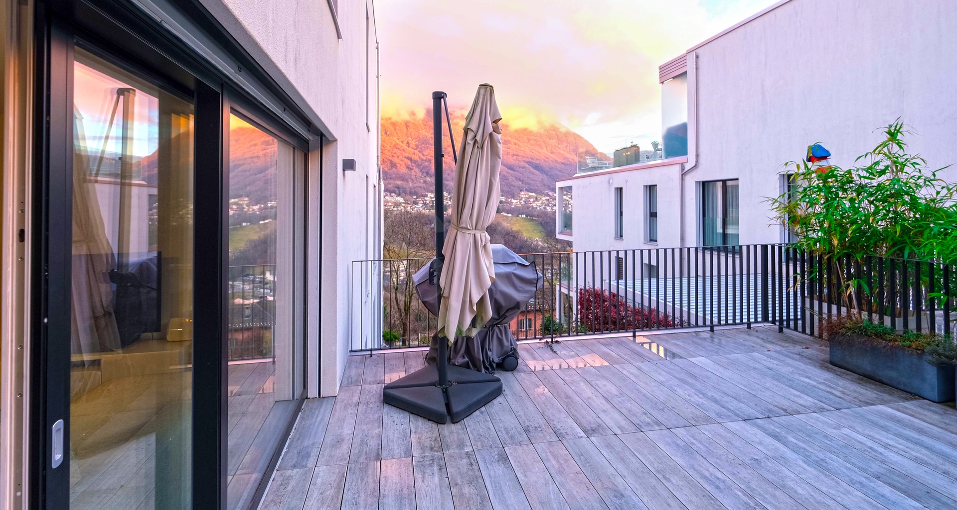 Dachterrasse mit Bergblick bei Sonnenuntergang